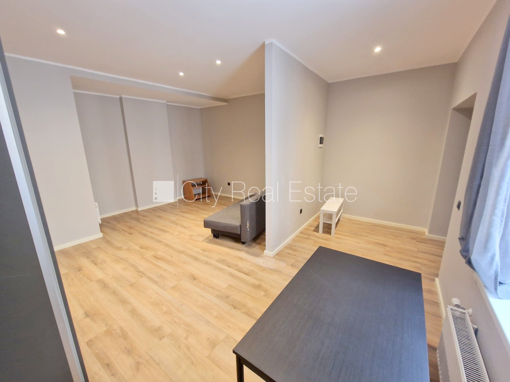 Sludinājumi. Pagalma ēka, renovēta māja, slēgts pagalms, ieeja no ielas un pagalma, logi vērsti uz ielas pusi, Cena: 380 EUR/mēn Foto #1