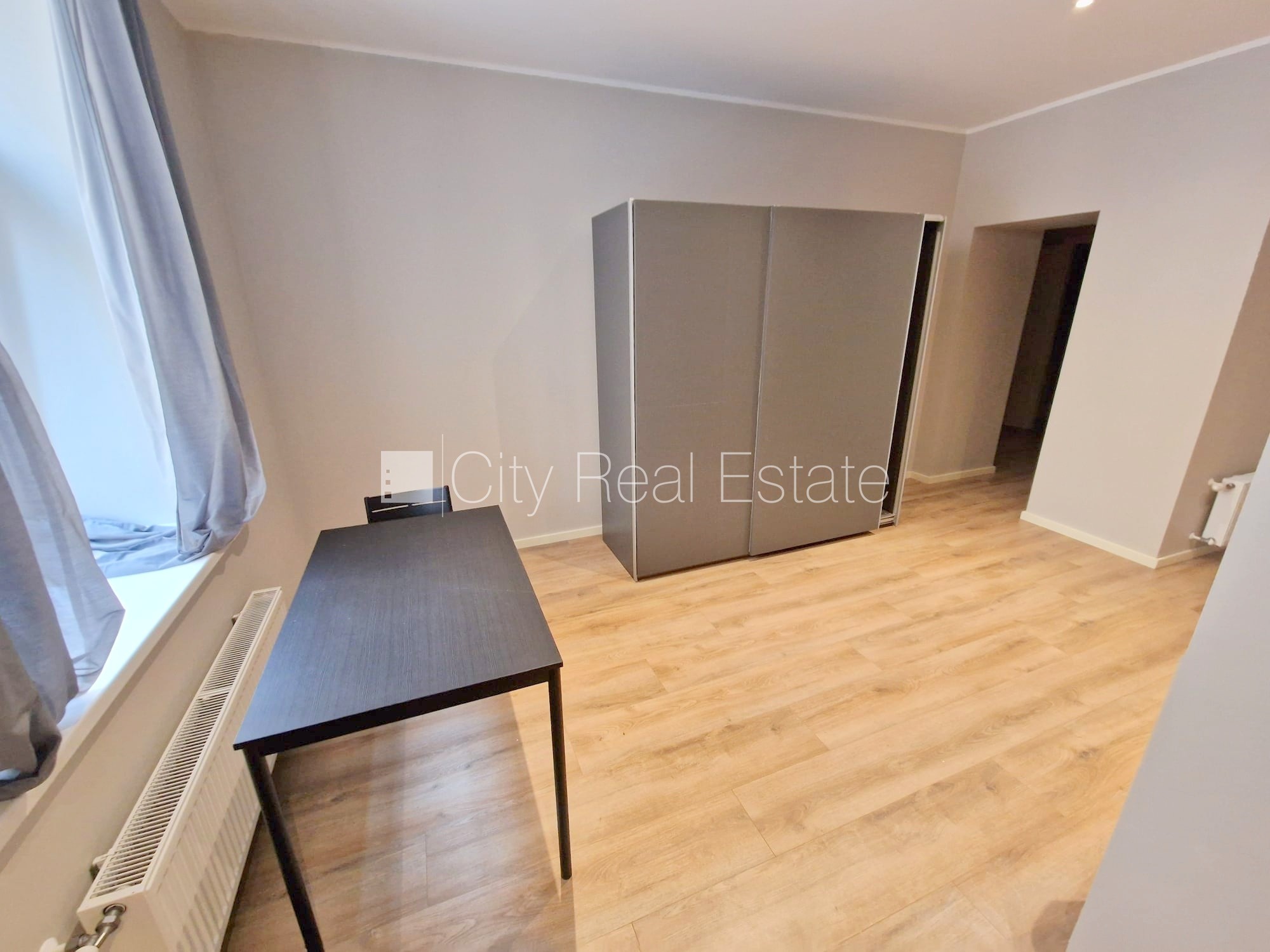 Sludinājumi. Pagalma ēka, renovēta māja, slēgts pagalms, ieeja no ielas un pagalma, logi vērsti uz ielas pusi, Cena: 380 EUR/mēn Foto #5