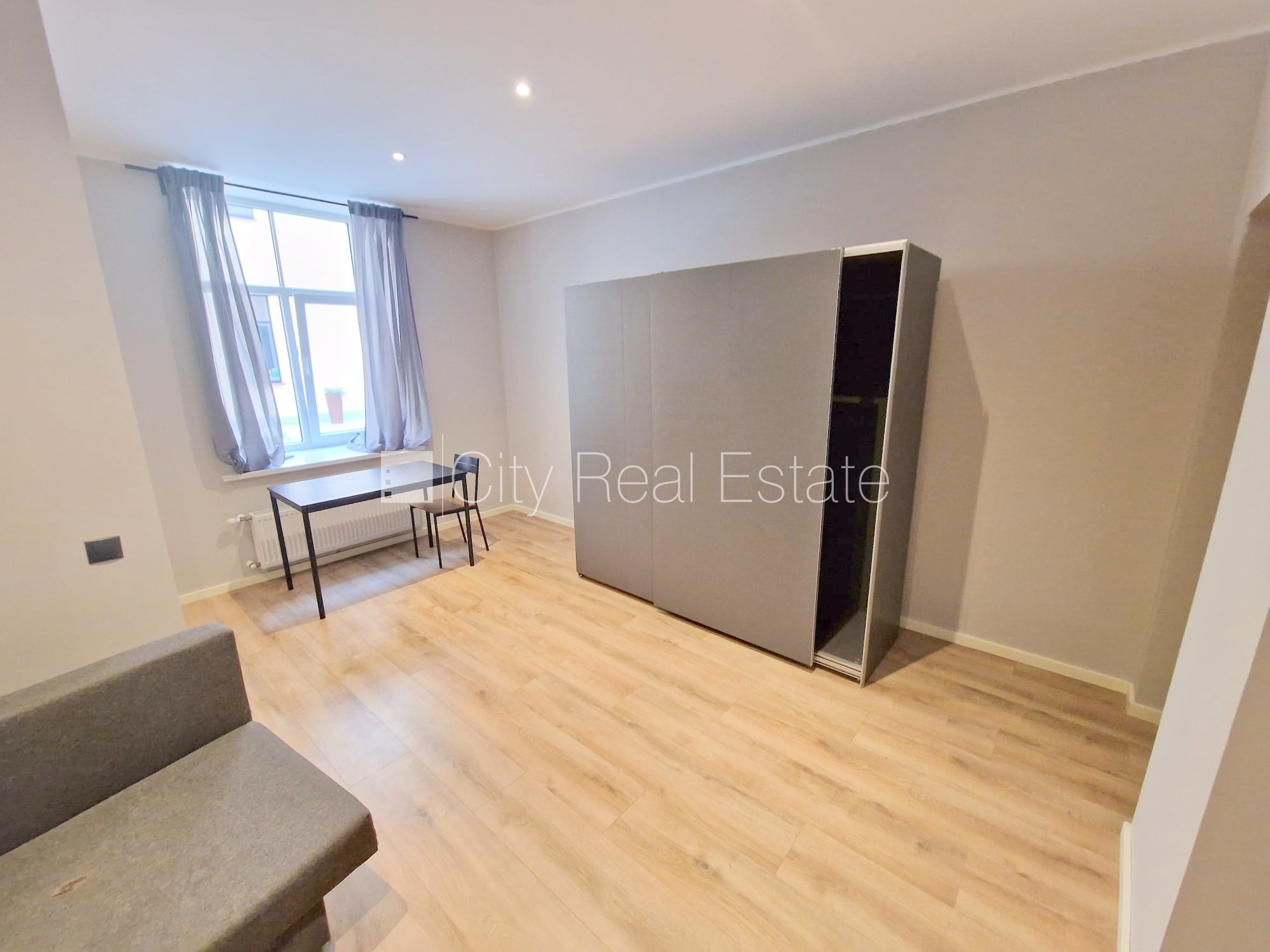 Sludinājumi. Pagalma ēka, renovēta māja, slēgts pagalms, ieeja no ielas un pagalma, logi vērsti uz ielas pusi, Cena: 380 EUR/mēn Foto #7