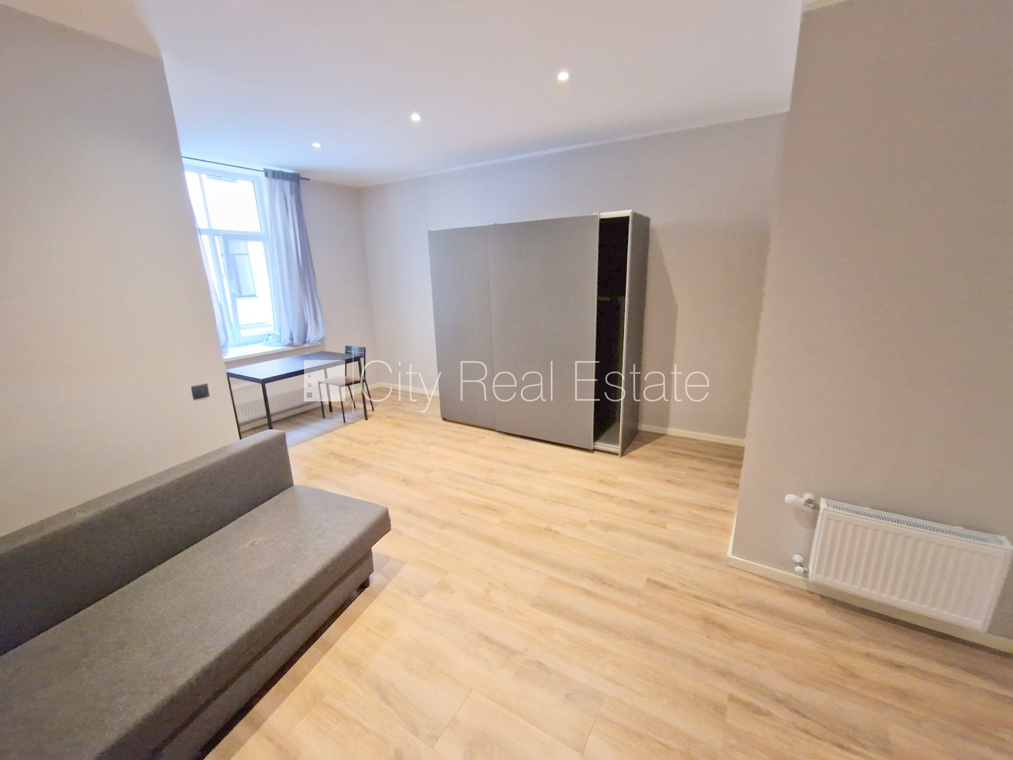 Sludinājumi. Pagalma ēka, renovēta māja, slēgts pagalms, ieeja no ielas un pagalma, logi vērsti uz ielas pusi, Cena: 380 EUR/mēn Foto #4