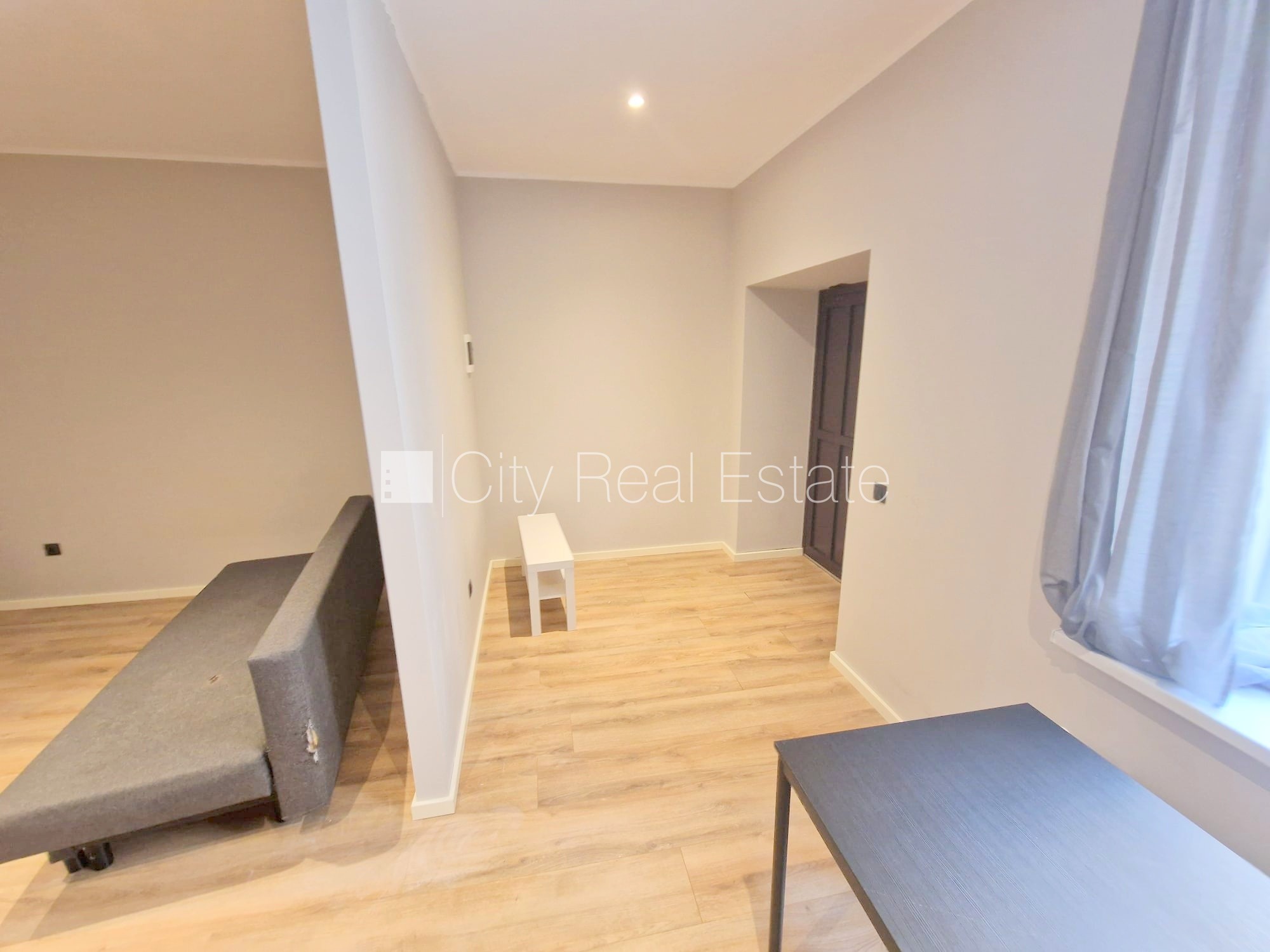 Sludinājumi. Pagalma ēka, renovēta māja, slēgts pagalms, ieeja no ielas un pagalma, logi vērsti uz ielas pusi, Cena: 380 EUR/mēn Foto #17