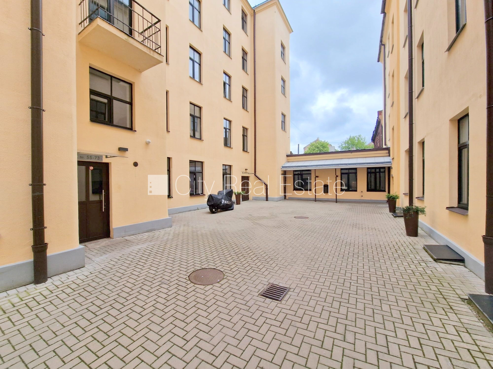 Sludinājumi. Pagalma ēka, renovēta māja, slēgts pagalms, ieeja no ielas un pagalma, logi vērsti uz ielas pusi, Cena: 380 EUR/mēn Foto #21