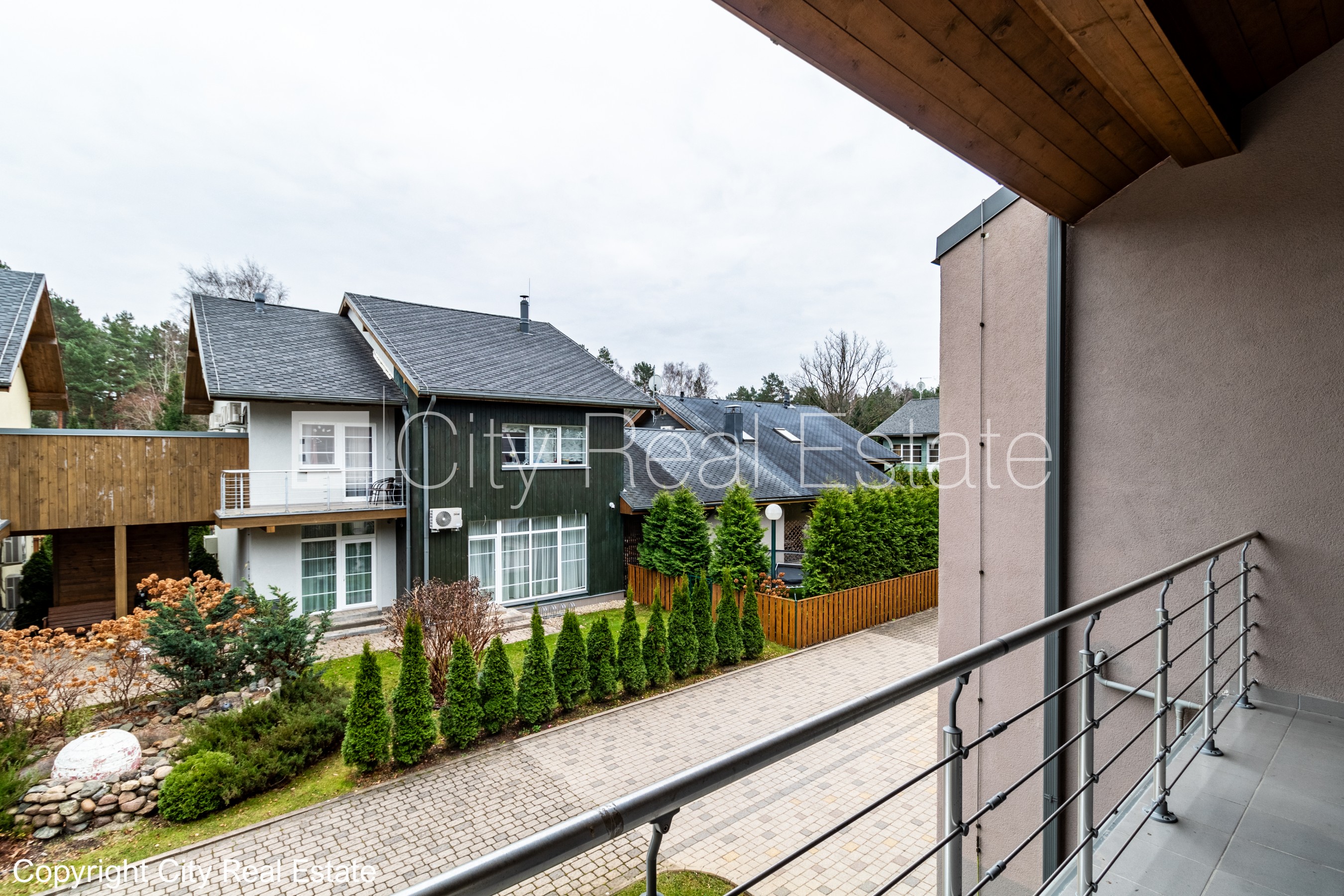 Sludinājumi. Rindu māja, zaļā teritorija, labiekārtots apzaļumots pagalms, slēgta teritorija, garāža vienai Cena: 1150 EUR/mēn Foto #13