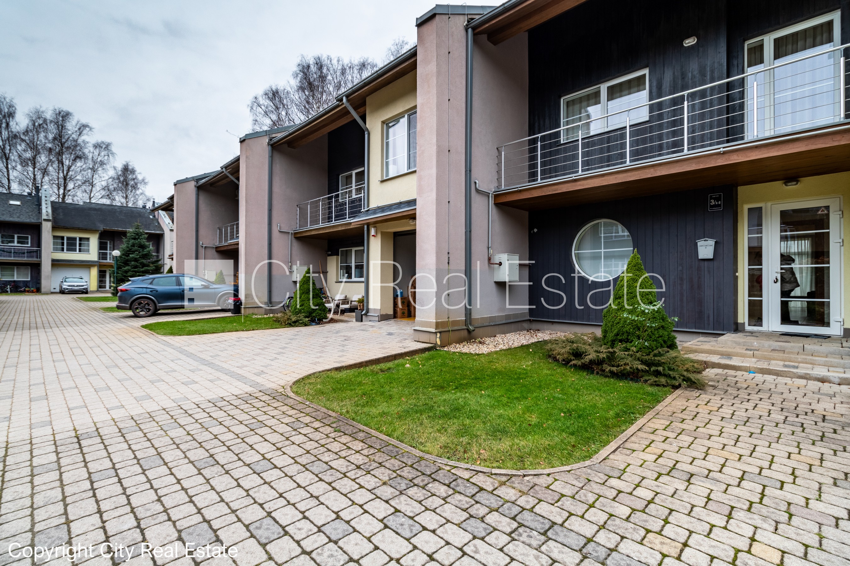 Sludinājumi. Rindu māja, zaļā teritorija, labiekārtots apzaļumots pagalms, slēgta teritorija, garāža vienai Cena: 1150 EUR/mēn Foto #1