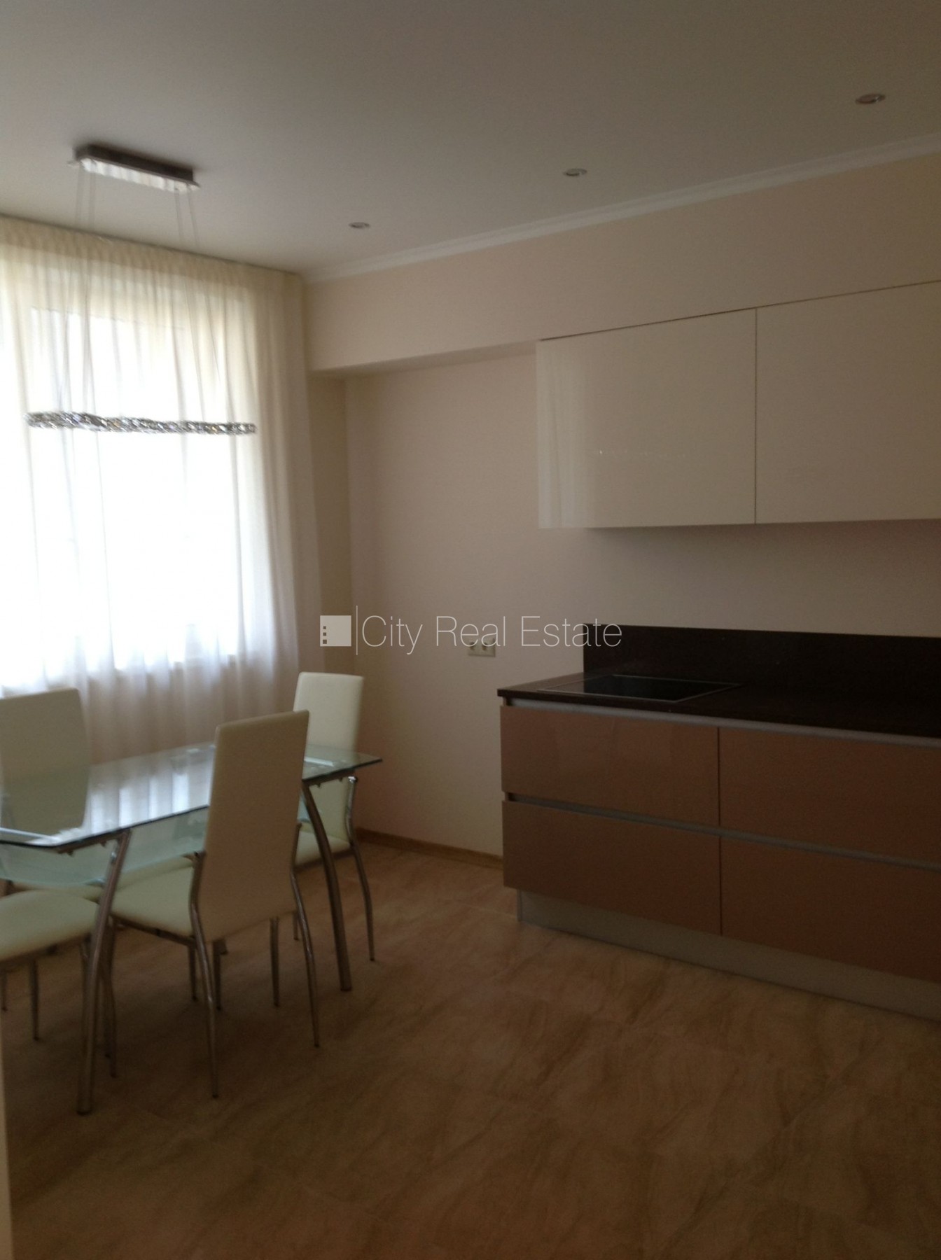 Sludinājumi. Rindu māja, zaļā teritorija, labiekārtots apzaļumots pagalms, slēgta teritorija, garāža vienai Cena: 1150 EUR/mēn Foto #3