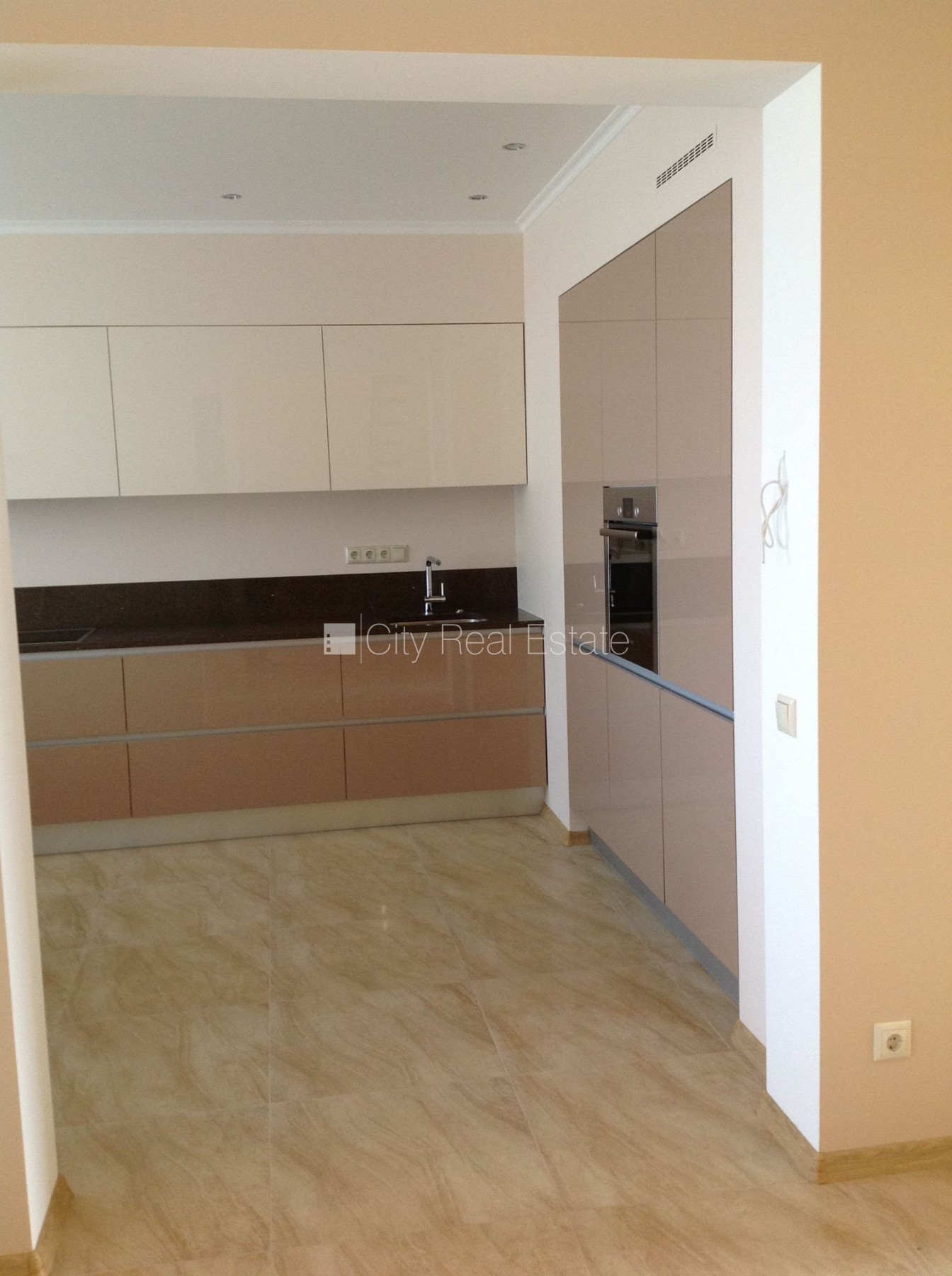 Sludinājumi. Rindu māja, zaļā teritorija, labiekārtots apzaļumots pagalms, slēgta teritorija, garāža vienai Cena: 1150 EUR/mēn Foto #2