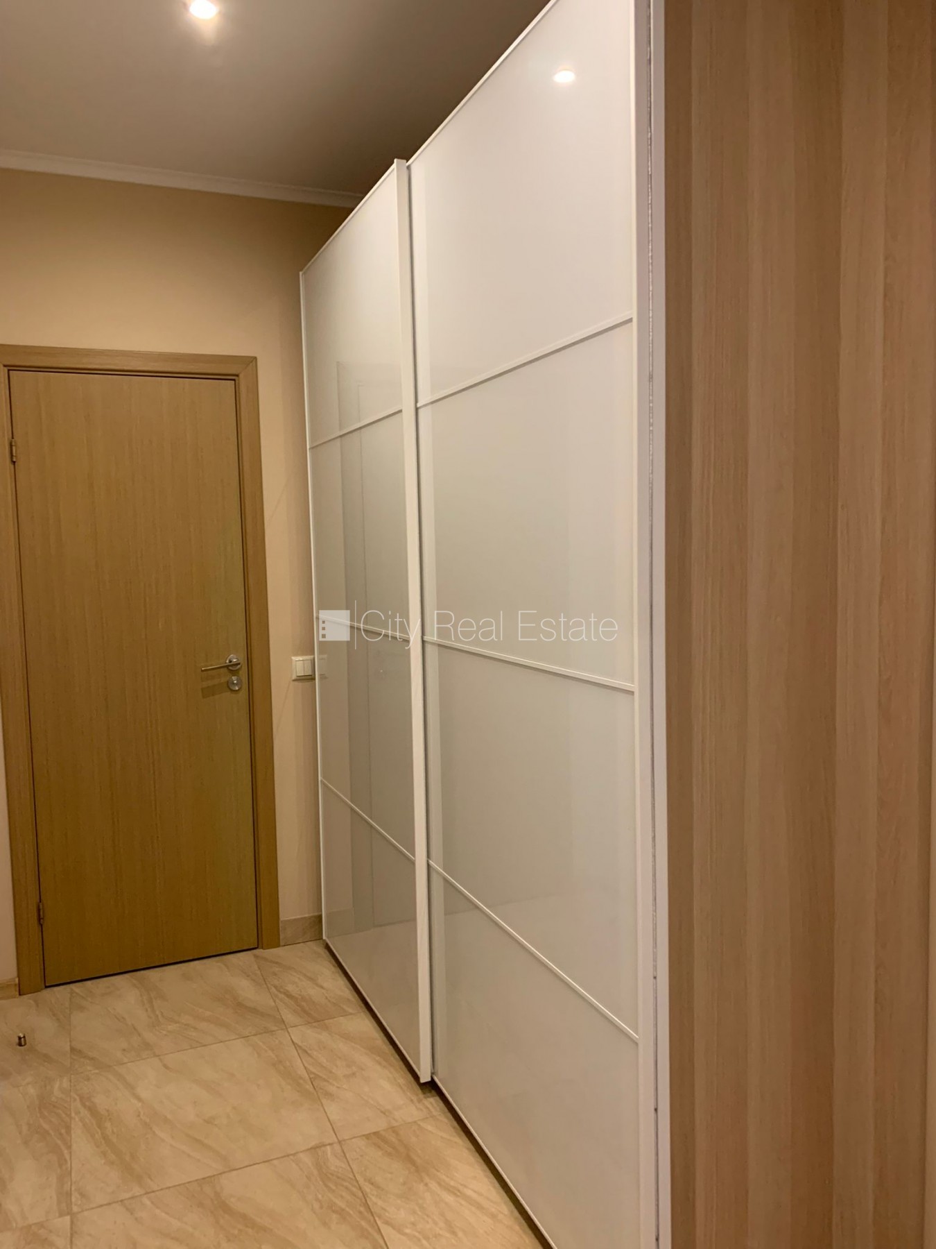 Sludinājumi. Rindu māja, zaļā teritorija, labiekārtots apzaļumots pagalms, slēgta teritorija, garāža vienai Cena: 1150 EUR/mēn Foto #11