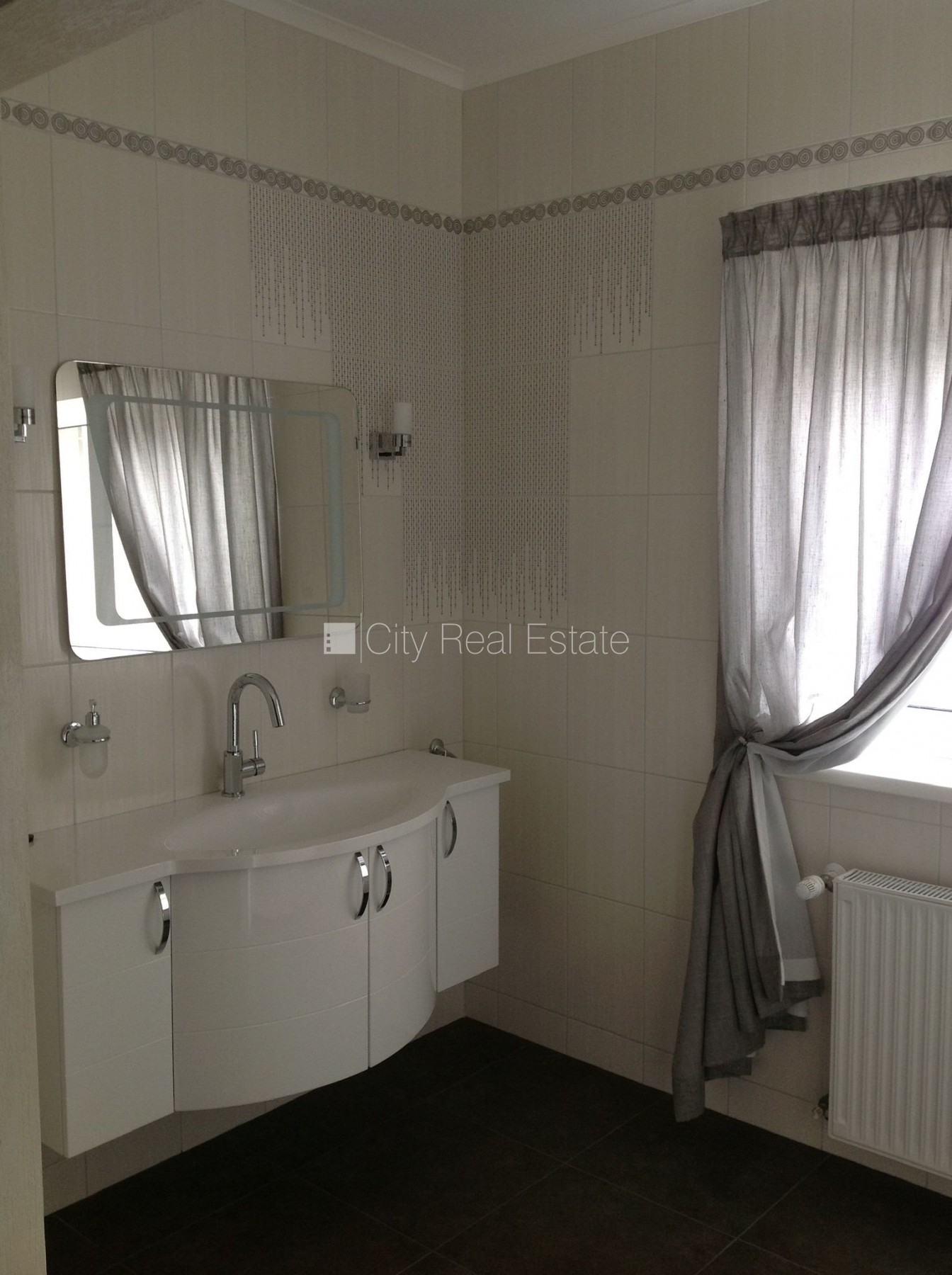 Sludinājumi. Rindu māja, zaļā teritorija, labiekārtots apzaļumots pagalms, slēgta teritorija, garāža vienai Cena: 1150 EUR/mēn Foto #8