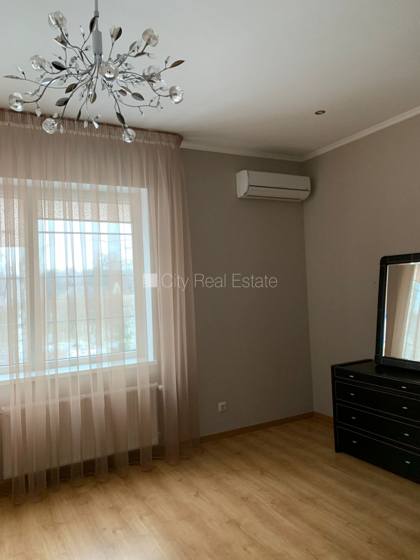 Sludinājumi. Rindu māja, zaļā teritorija, labiekārtots apzaļumots pagalms, slēgta teritorija, garāža vienai Cena: 1150 EUR/mēn Foto #7