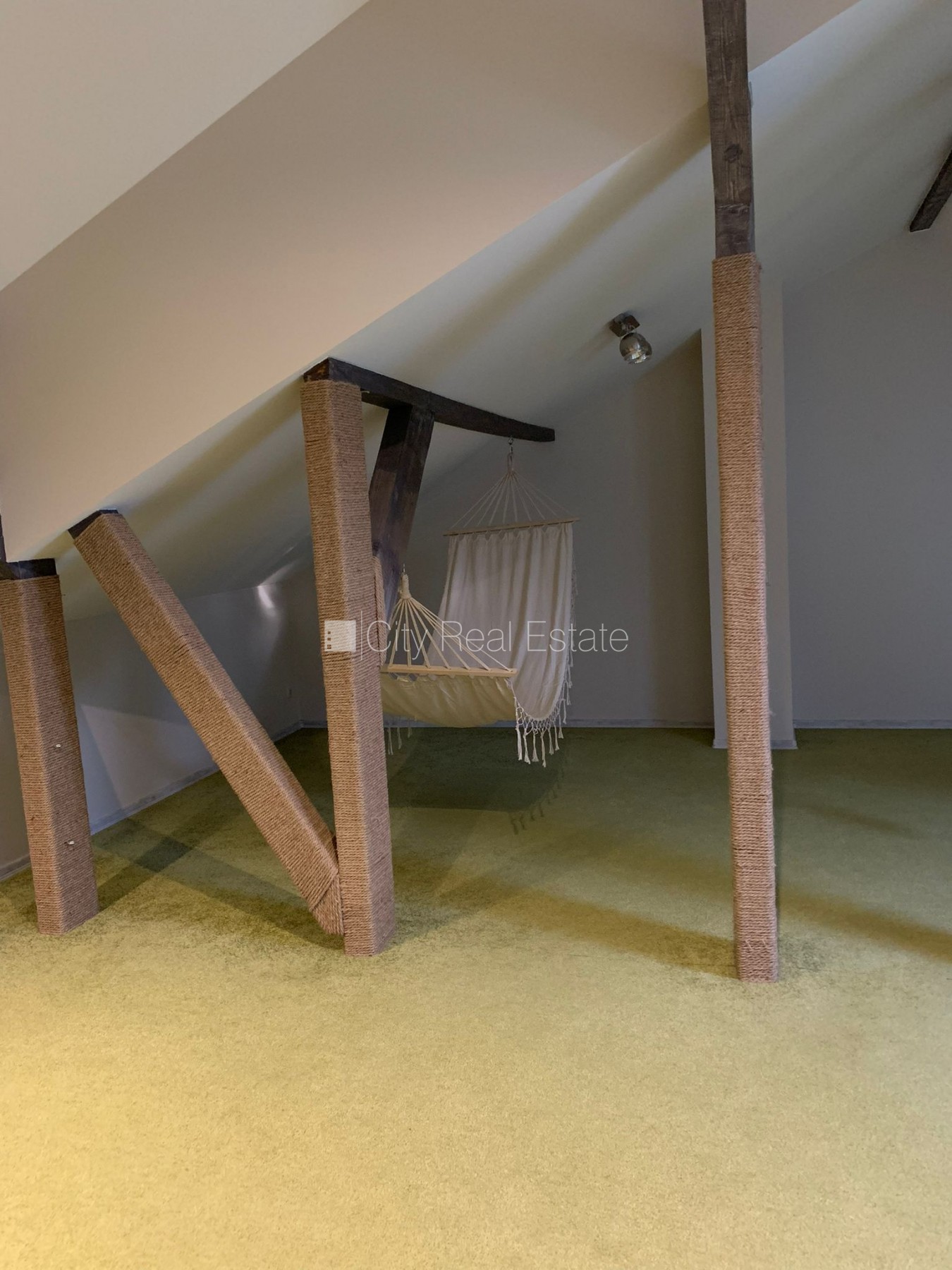 Sludinājumi. Rindu māja, zaļā teritorija, labiekārtots apzaļumots pagalms, slēgta teritorija, garāža vienai Cena: 1150 EUR/mēn Foto #10