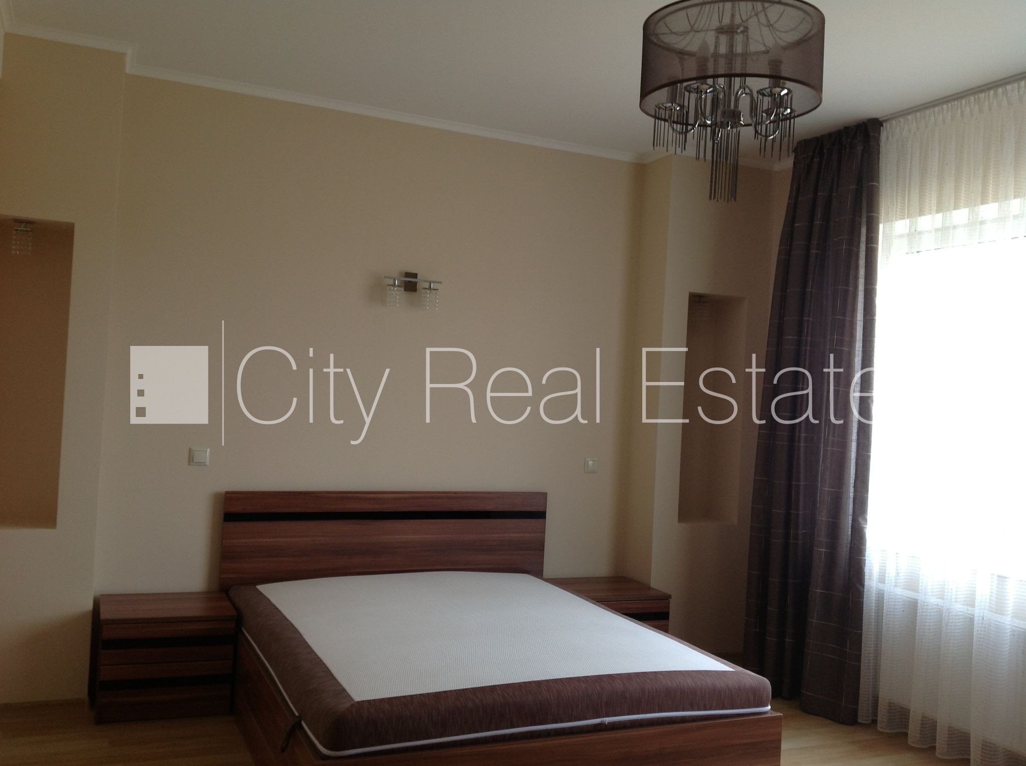 Sludinājumi. Rindu māja, zaļā teritorija, labiekārtots apzaļumots pagalms, slēgta teritorija, garāža vienai Cena: 1150 EUR/mēn Foto #5