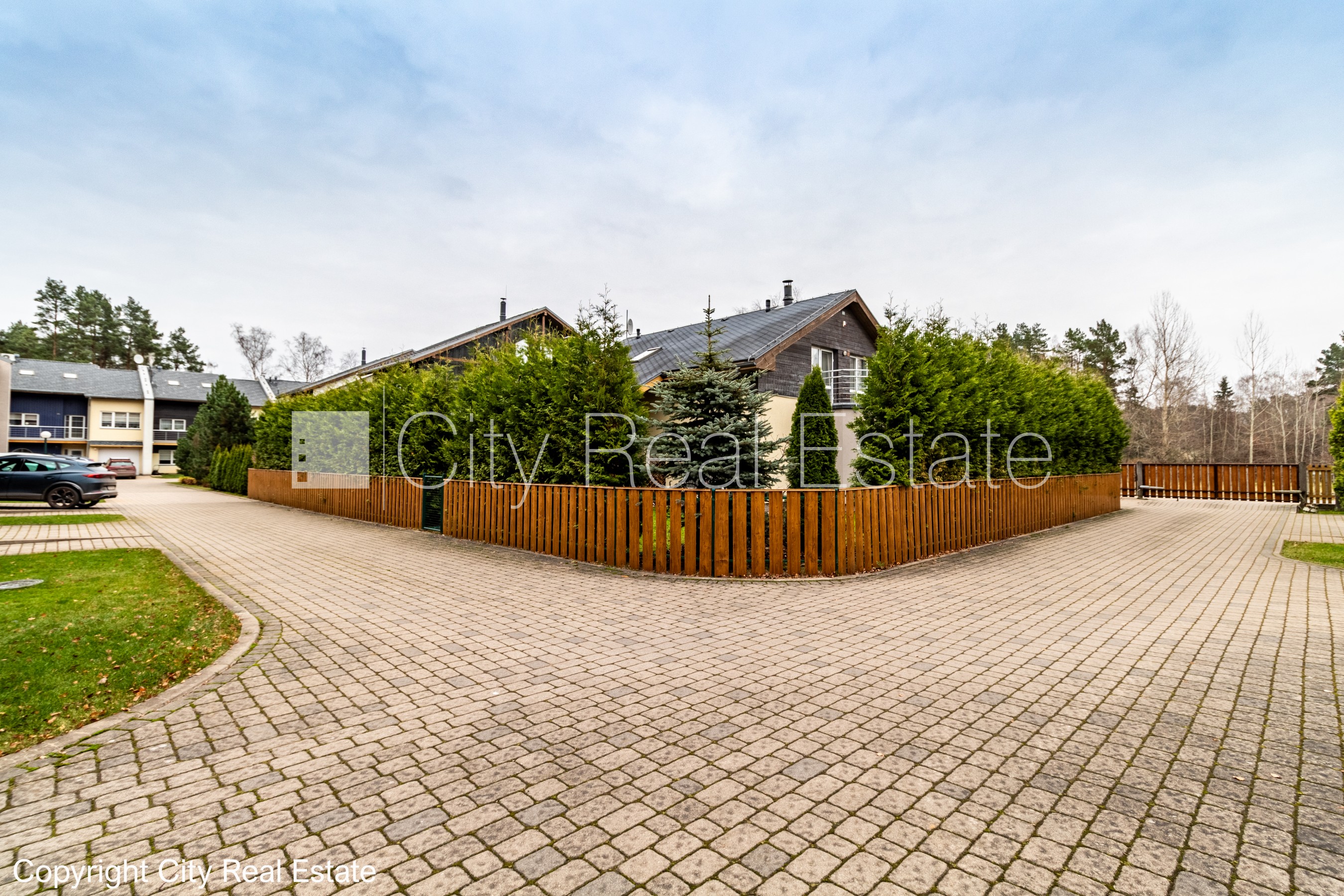 Sludinājumi. Rindu māja, zaļā teritorija, labiekārtots apzaļumots pagalms, slēgta teritorija, garāža vienai Cena: 1150 EUR/mēn Foto #15