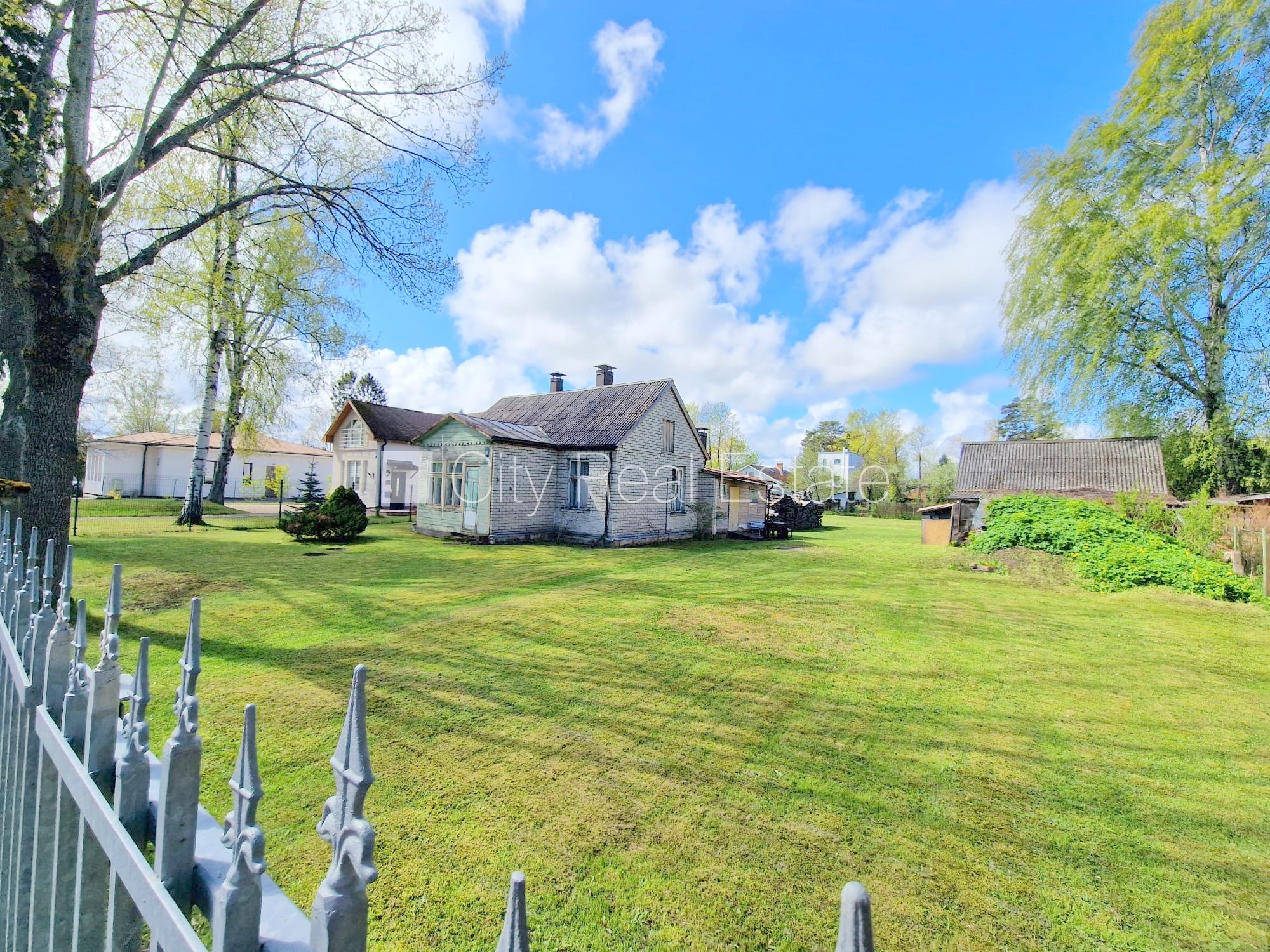 Sludinājumi. Privātmāja, vasarnīca, šīfera jumta segums, ķieģeļu mūra sienas, labiekārtota apzaļumota Cena: 215000 EUR Foto #2