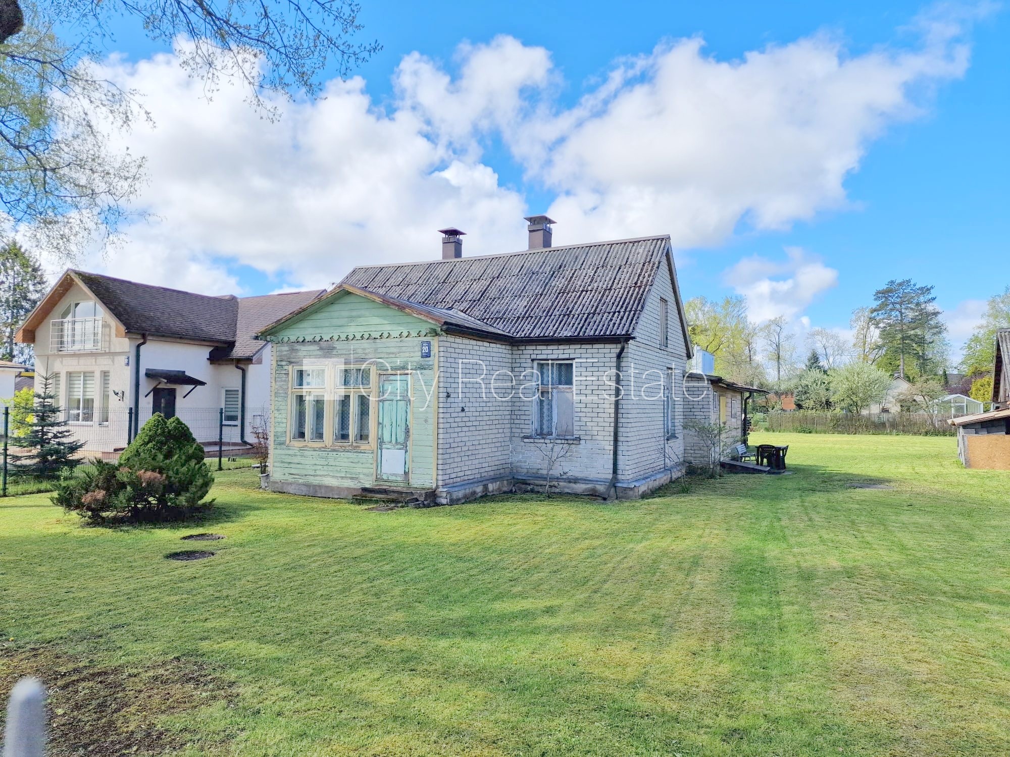 Sludinājumi. Privātmāja, vasarnīca, šīfera jumta segums, ķieģeļu mūra sienas, labiekārtota apzaļumota Cena: 215000 EUR Foto #1