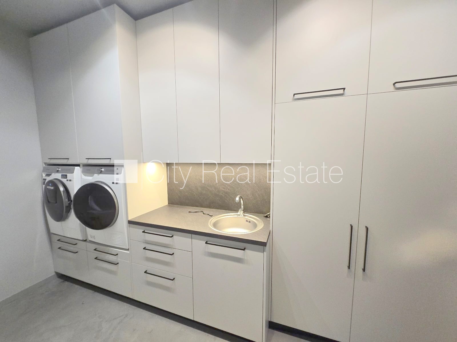 Sludinājumi. Privātmāja, jaunceltne, labiekārtota apzaļumota teritorija, slēgts pagalms, iežogota teritorija, Cena: 2200 EUR/mēn Foto #24