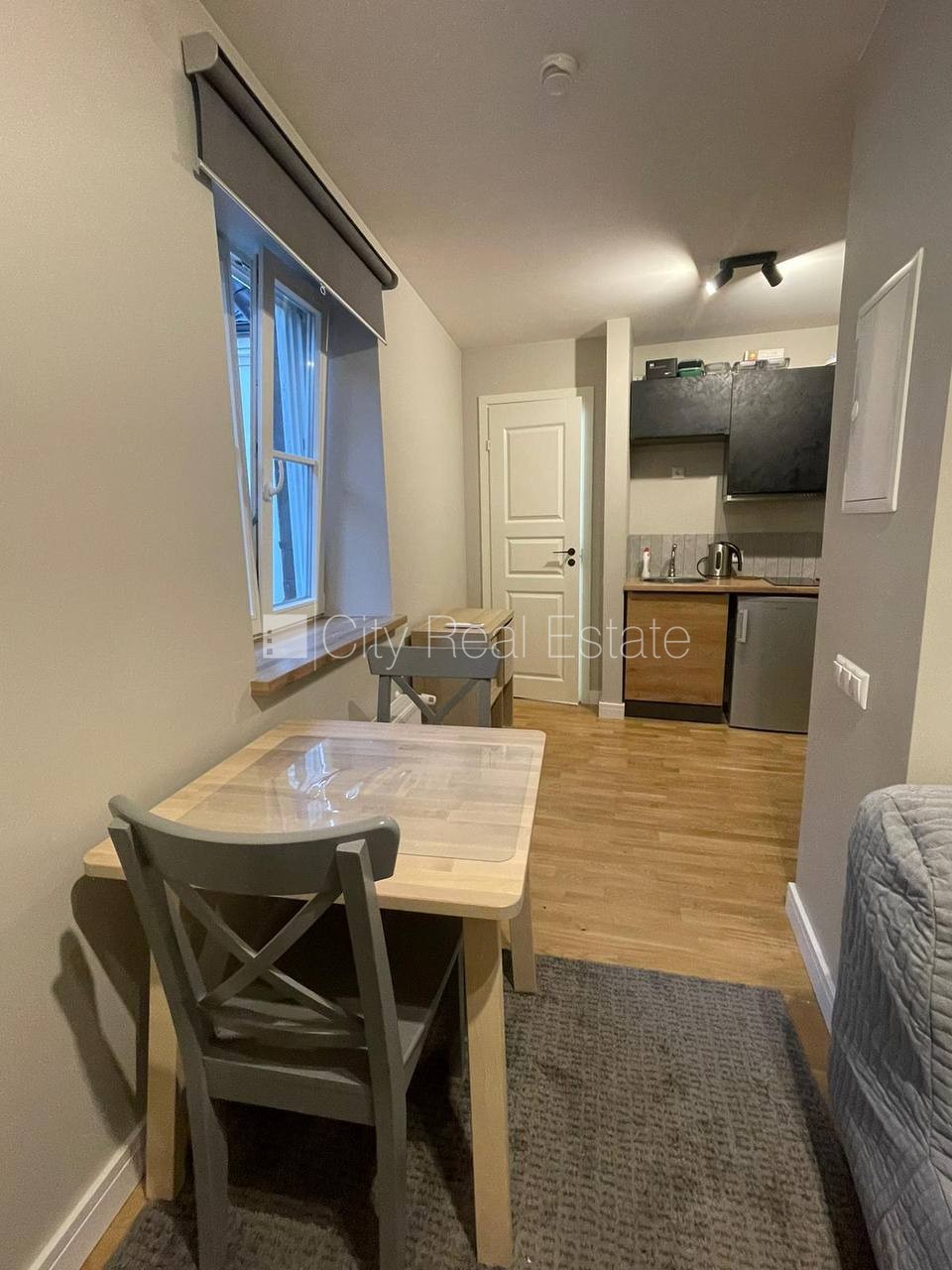 Sludinājumi. Fasādes māja, slēgts pagalms, iespēja nomāt autostāvvietu, ieeja no ielas, kāpņu telpa pēc kapitālā Cena: 500 EUR/mēn Foto #1