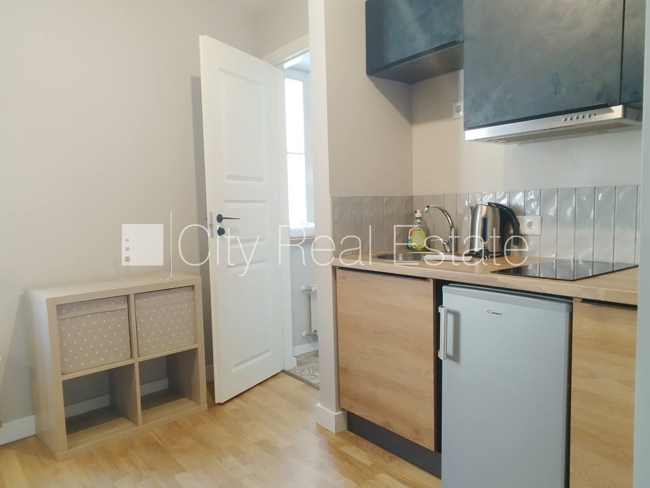 Sludinājumi. Fasādes māja, slēgts pagalms, iespēja nomāt autostāvvietu, ieeja no ielas, kāpņu telpa pēc kapitālā Cena: 500 EUR/mēn Foto #6