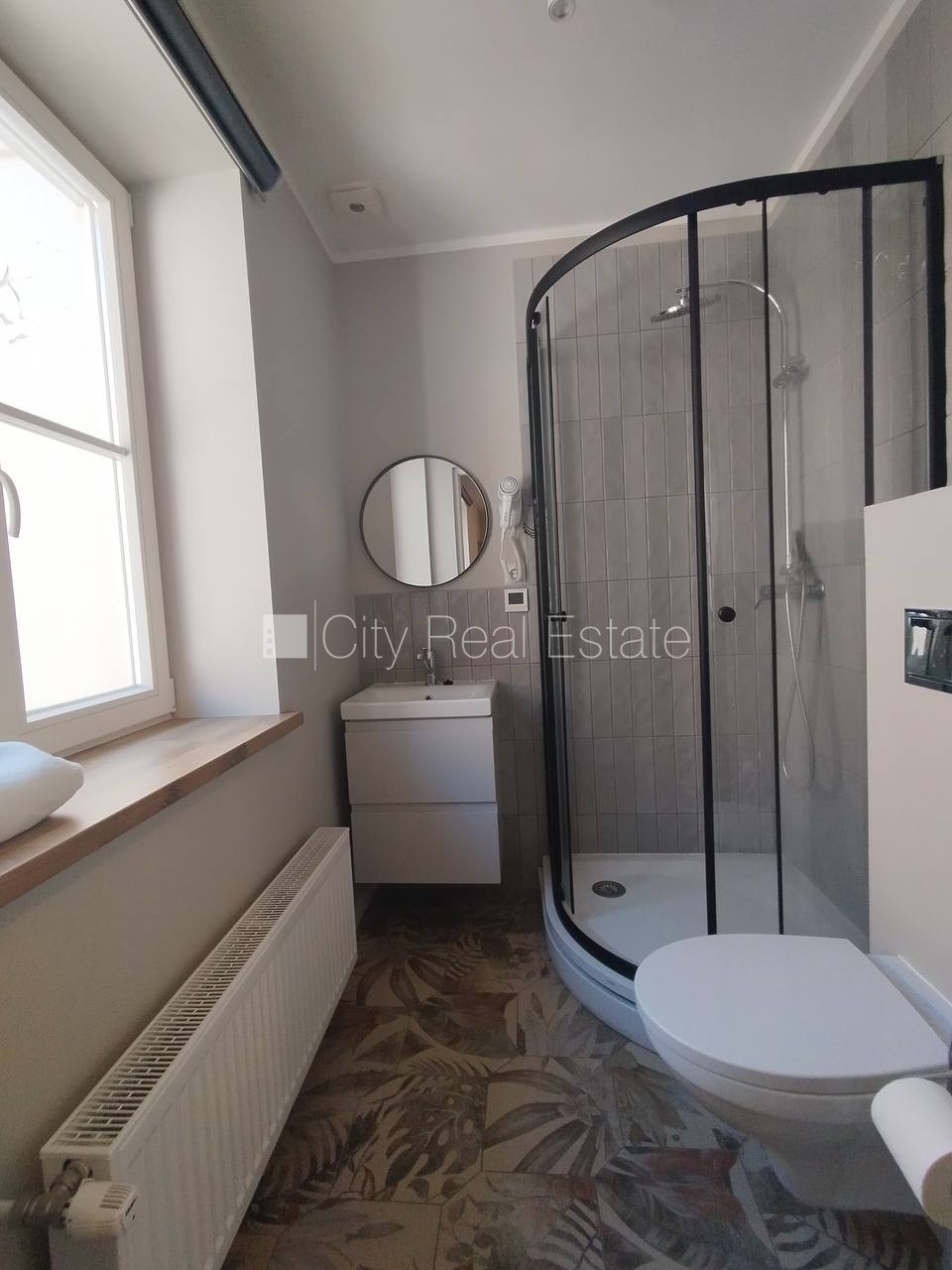 Sludinājumi. Fasādes māja, slēgts pagalms, iespēja nomāt autostāvvietu, ieeja no ielas, kāpņu telpa pēc kapitālā Cena: 500 EUR/mēn Foto #8