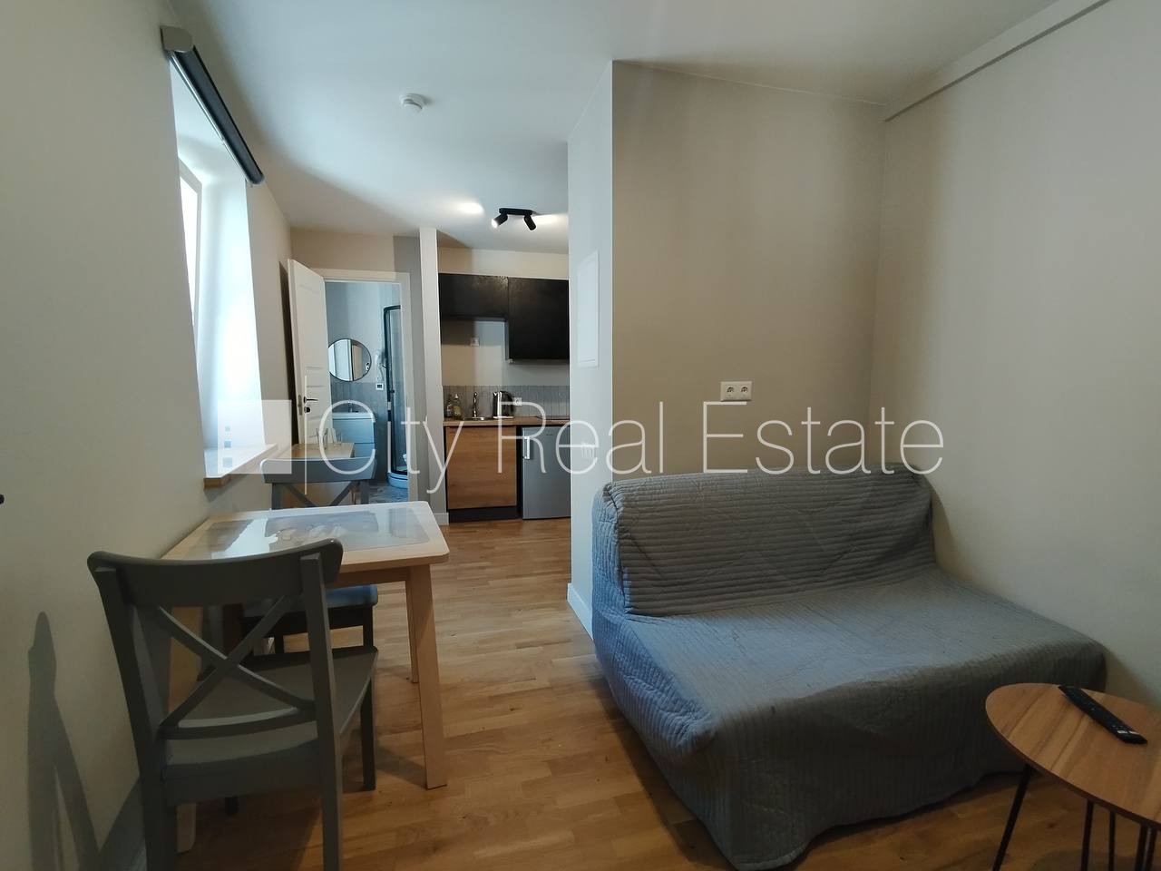 Sludinājumi. Fasādes māja, slēgts pagalms, iespēja nomāt autostāvvietu, ieeja no ielas, kāpņu telpa pēc kapitālā Cena: 500 EUR/mēn Foto #2