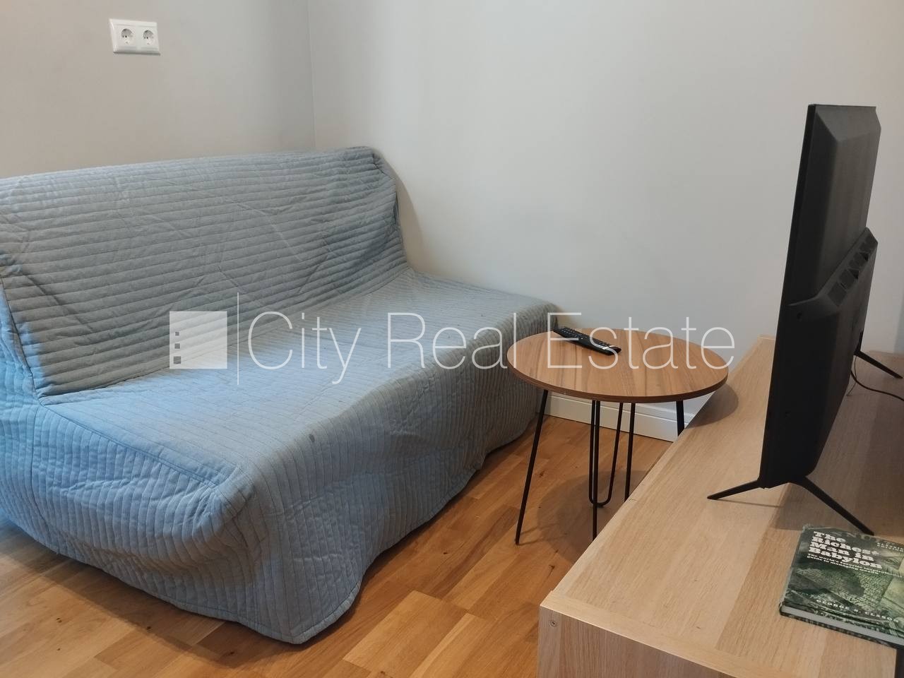 Sludinājumi. Fasādes māja, slēgts pagalms, iespēja nomāt autostāvvietu, ieeja no ielas, kāpņu telpa pēc kapitālā Cena: 500 EUR/mēn Foto #3