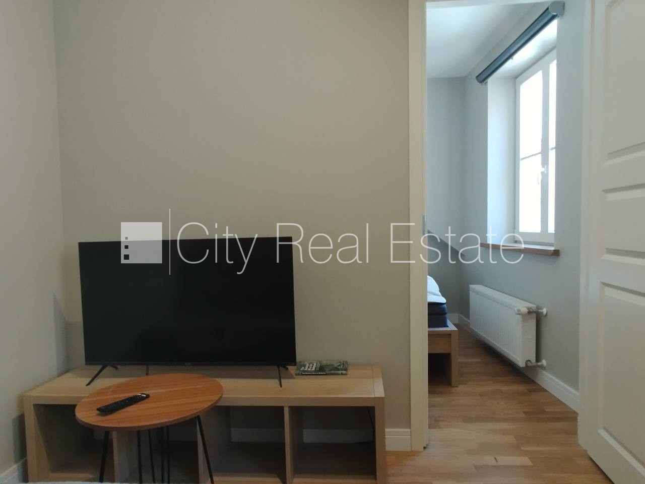 Sludinājumi. Fasādes māja, slēgts pagalms, iespēja nomāt autostāvvietu, ieeja no ielas, kāpņu telpa pēc kapitālā Cena: 500 EUR/mēn Foto #4