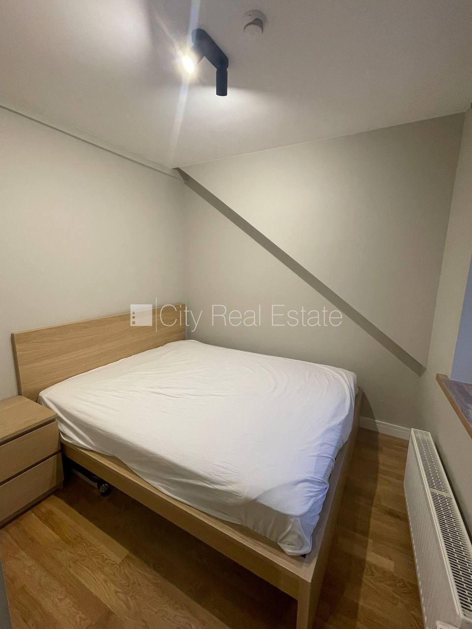 Sludinājumi. Fasādes māja, slēgts pagalms, iespēja nomāt autostāvvietu, ieeja no ielas, kāpņu telpa pēc kapitālā Cena: 500 EUR/mēn Foto #5