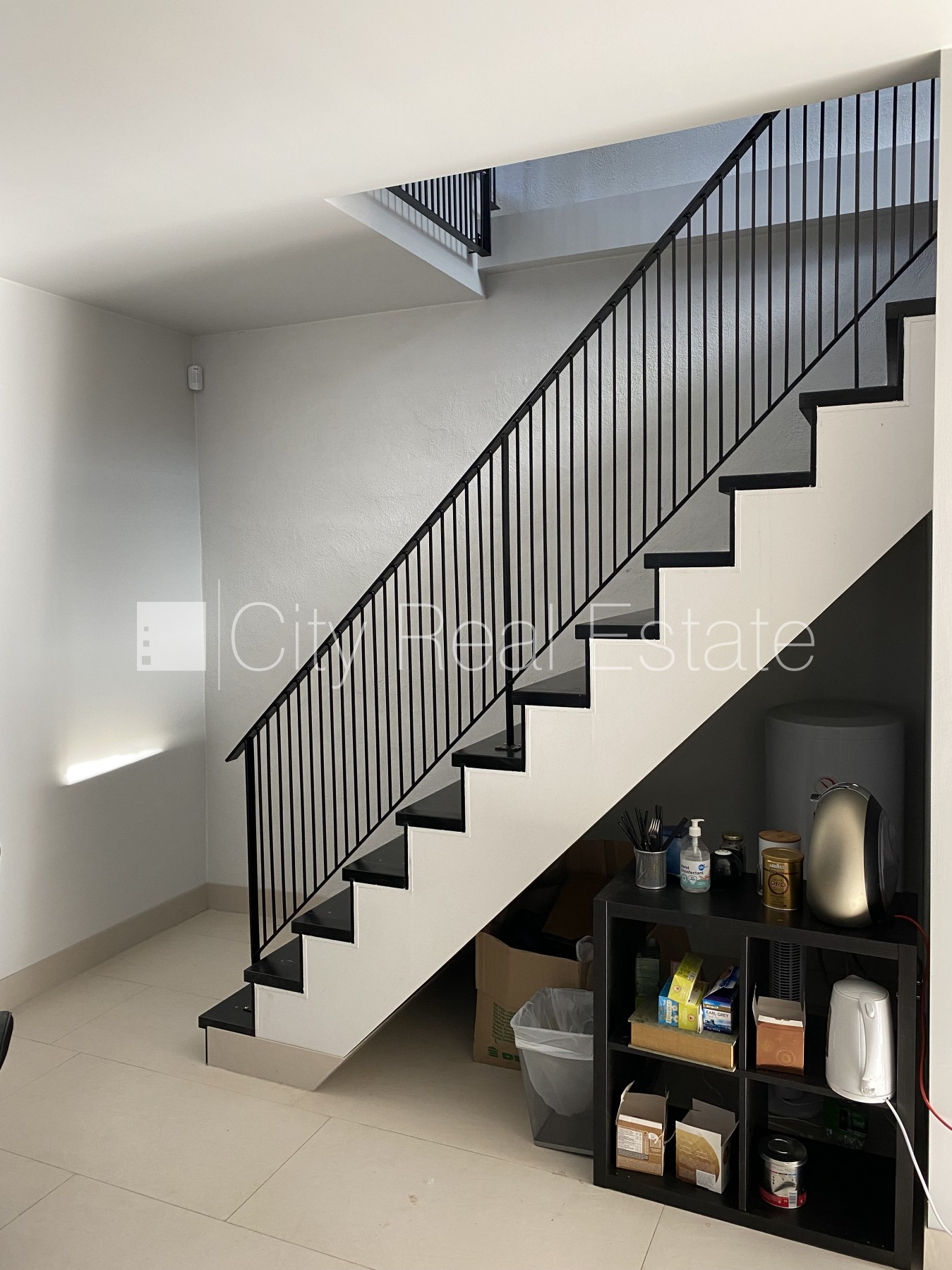 Объявление. Фасадный дом, реновированный дом, вход с улицы, полная отделка , совмещённый санузел, душевая Цена: 1163 EUR/мес. Foto #3