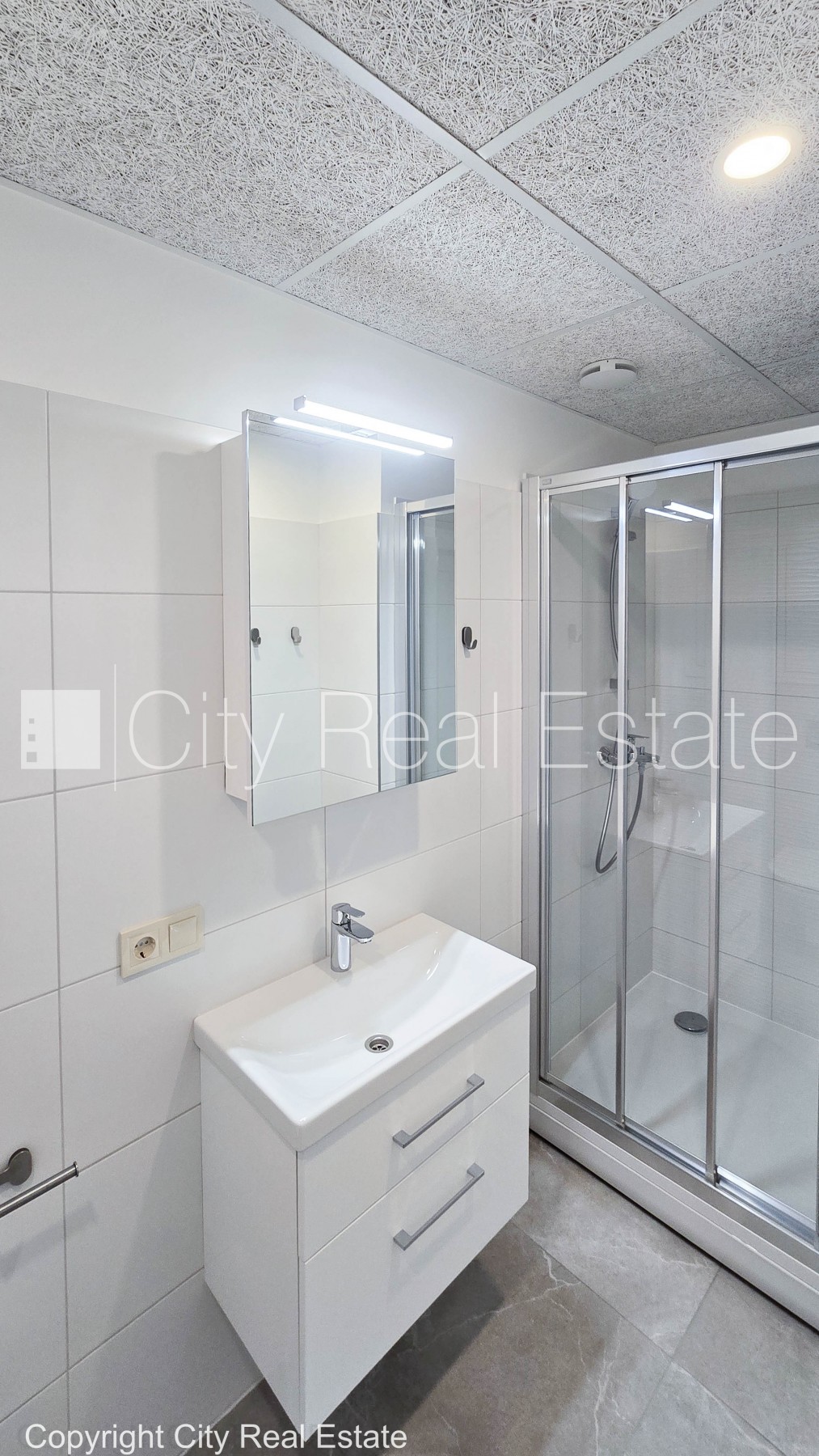 Объявление. Здание во дворе, закрытый двор, территория обнесена забором, полуподвал, окна выходят во двор, Цена: 290 EUR/мес. Foto #10