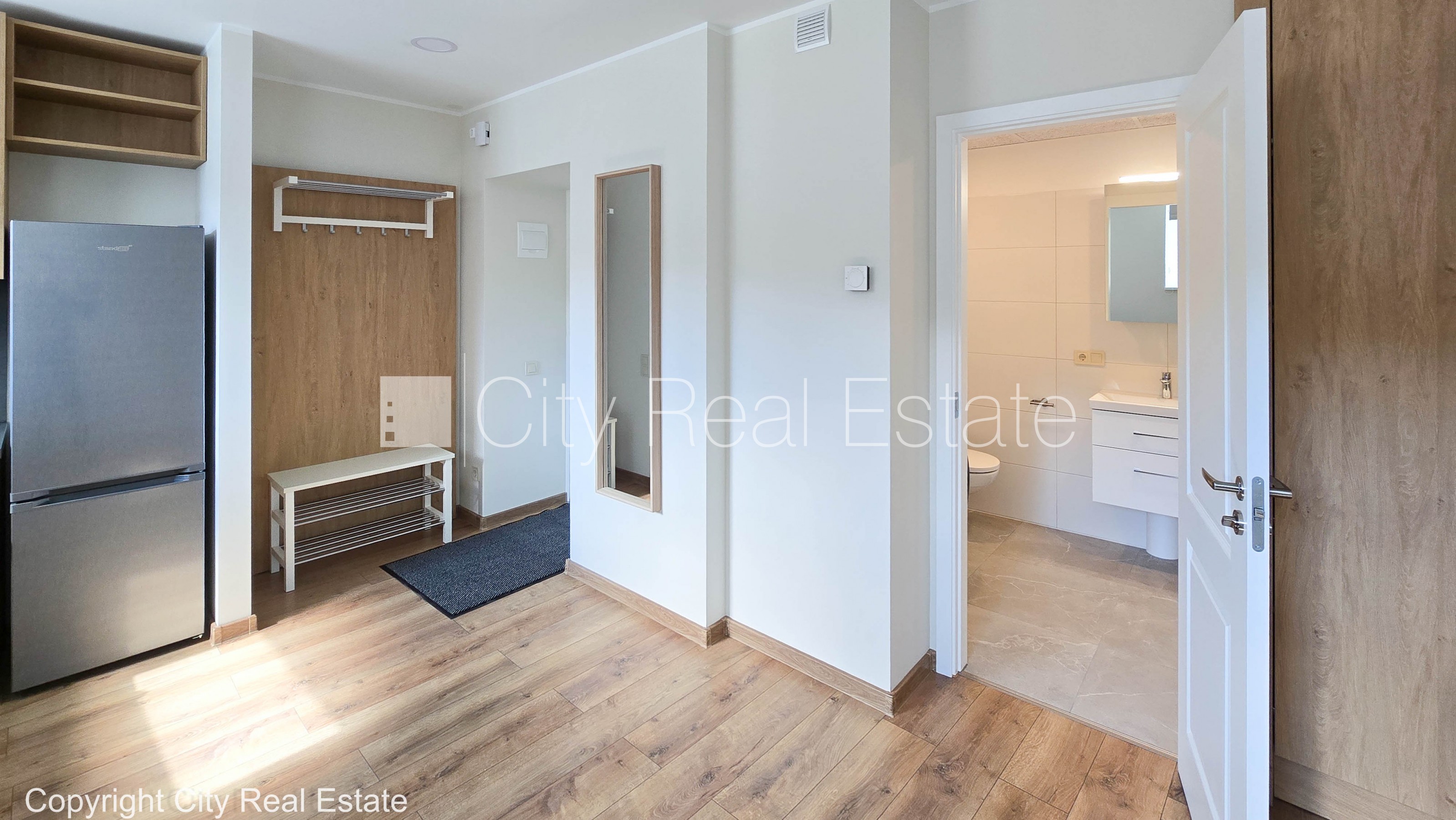 Объявление. Здание во дворе, закрытый двор, территория обнесена забором, полуподвал, окна выходят во двор, Цена: 290 EUR/мес. Foto #9