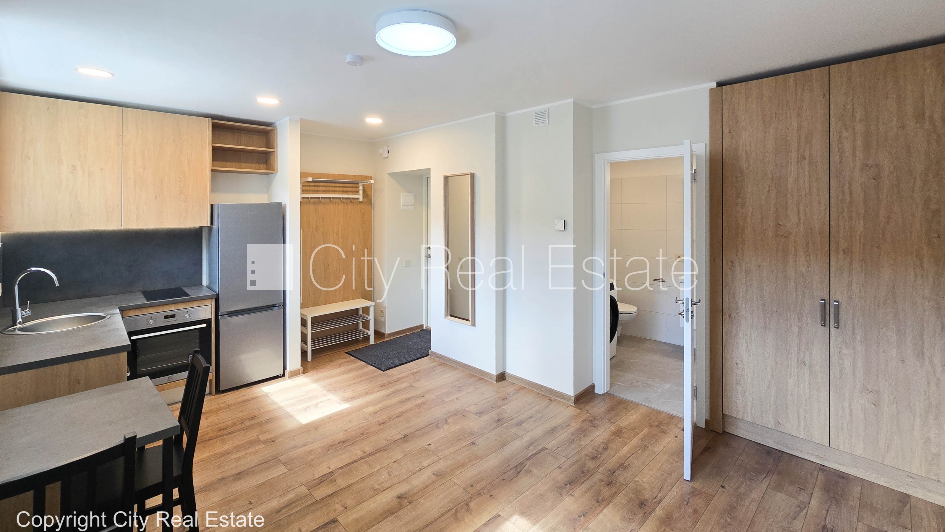 Объявление. Здание во дворе, закрытый двор, территория обнесена забором, полуподвал, окна выходят во двор, Цена: 290 EUR/мес. Foto #8