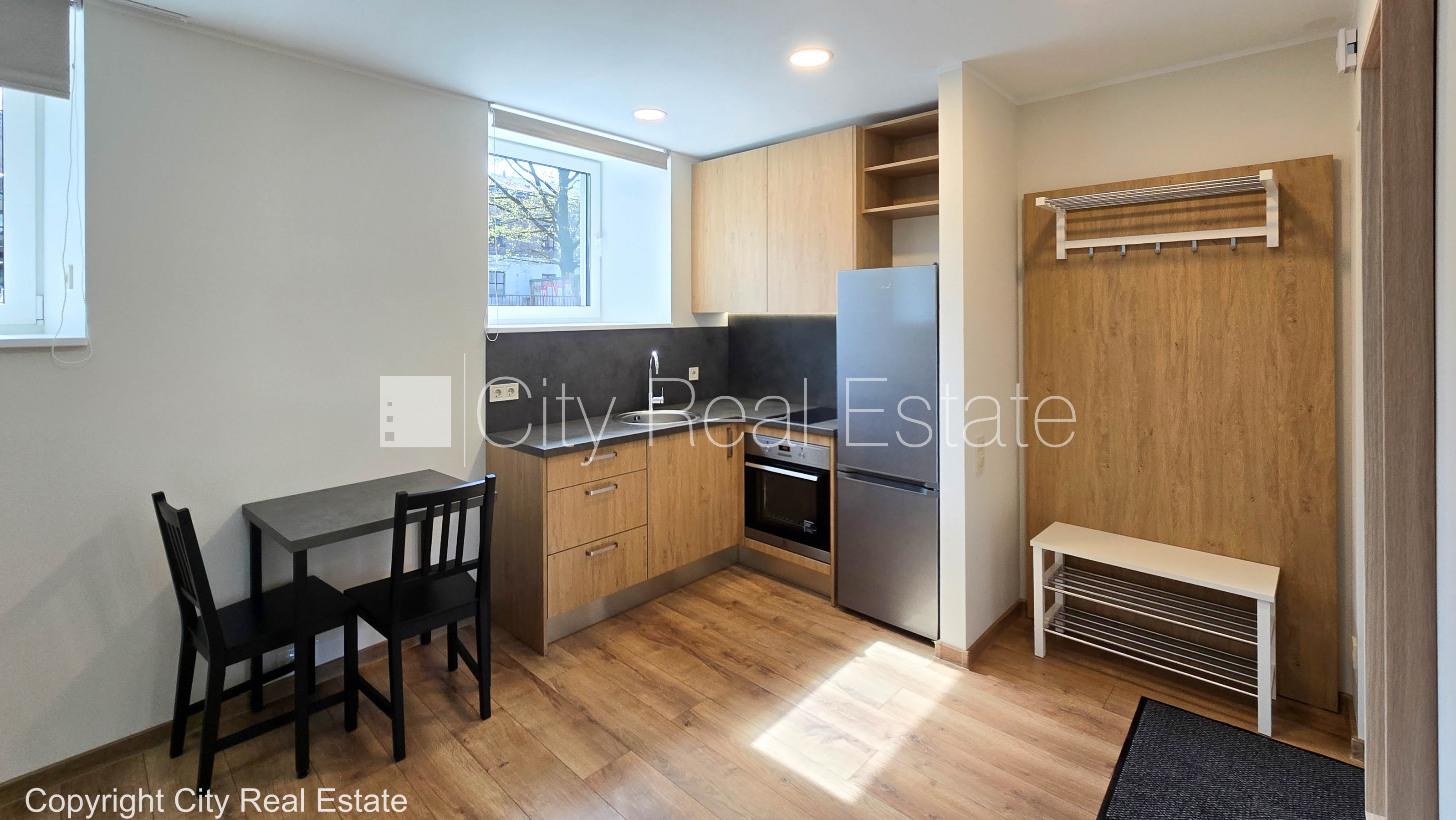 Объявление. Здание во дворе, закрытый двор, территория обнесена забором, полуподвал, окна выходят во двор, Цена: 290 EUR/мес. Foto #5