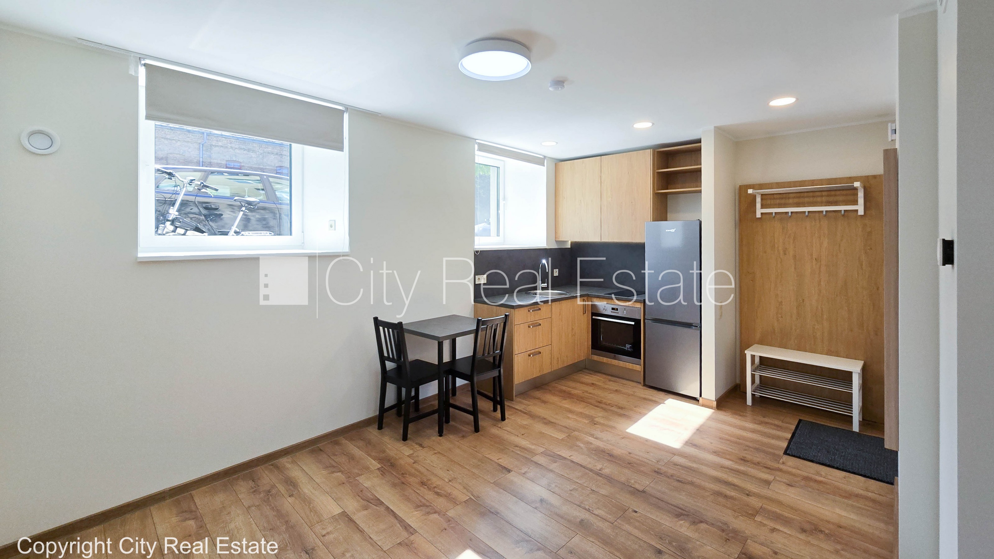 Объявление. Здание во дворе, закрытый двор, территория обнесена забором, полуподвал, окна выходят во двор, Цена: 290 EUR/мес. Foto #3