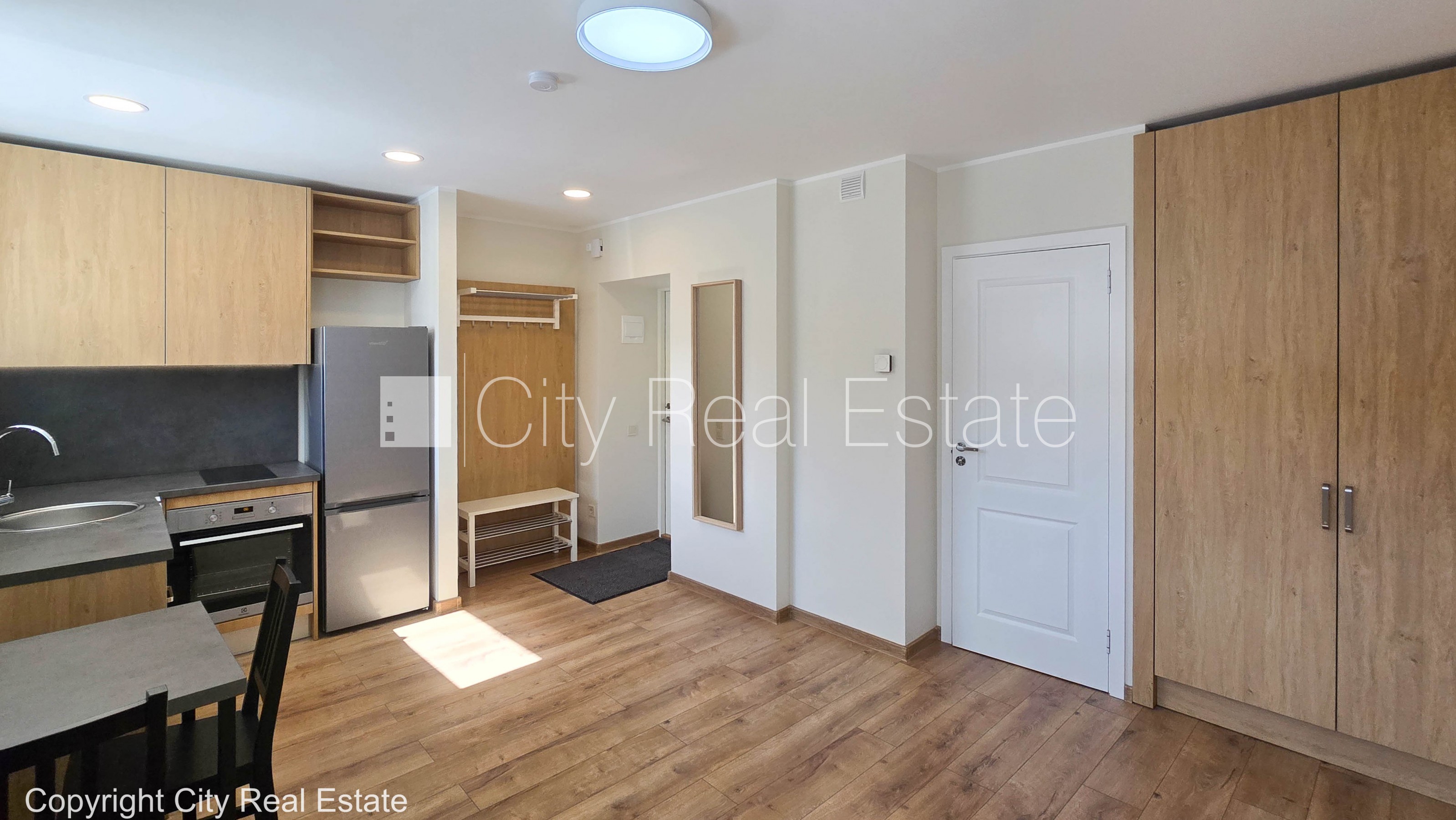 Объявление. Здание во дворе, закрытый двор, территория обнесена забором, полуподвал, окна выходят во двор, Цена: 290 EUR/мес. Foto #2