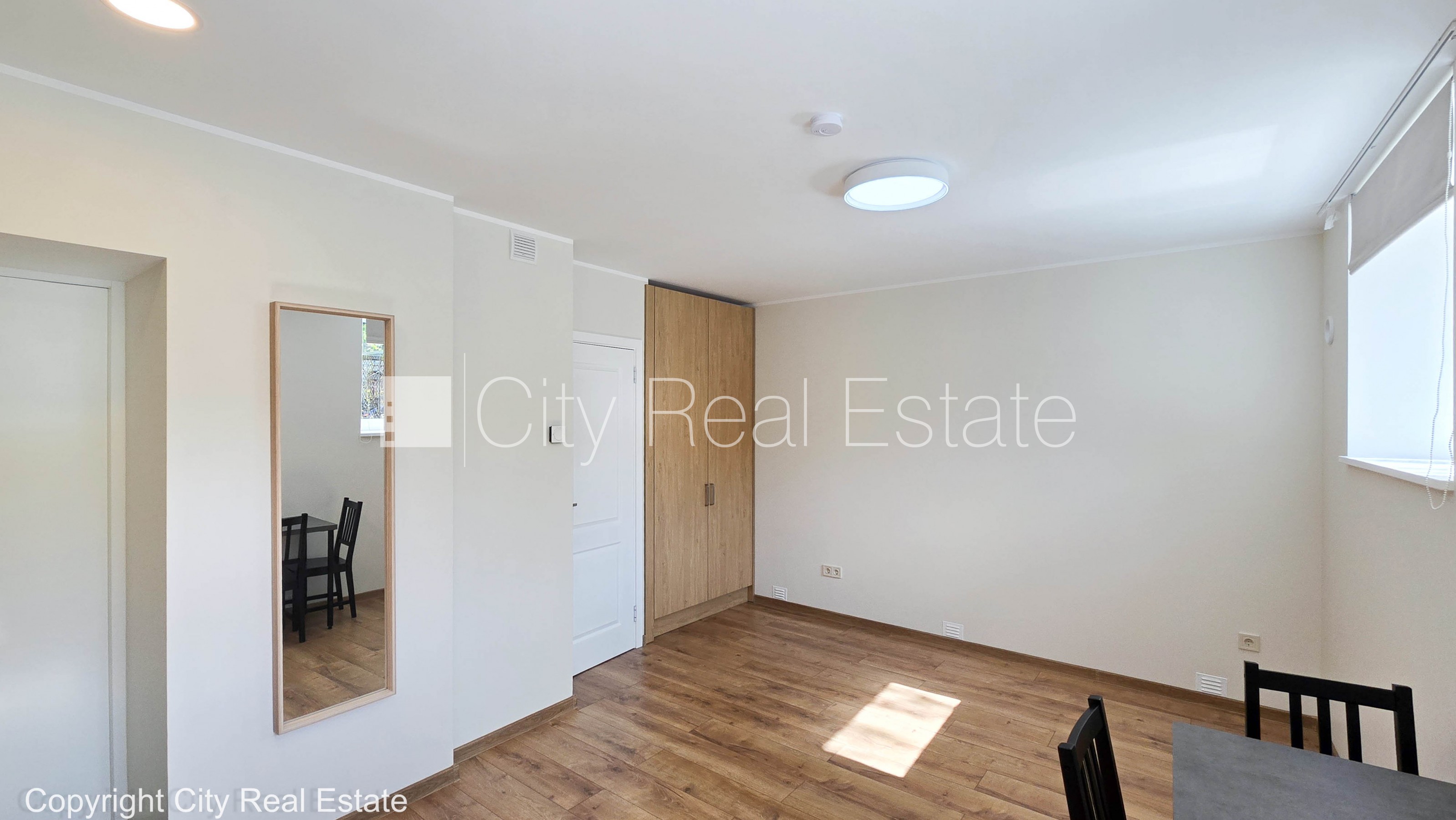 Объявление. Здание во дворе, закрытый двор, территория обнесена забором, полуподвал, окна выходят во двор, Цена: 290 EUR/мес. Foto #6