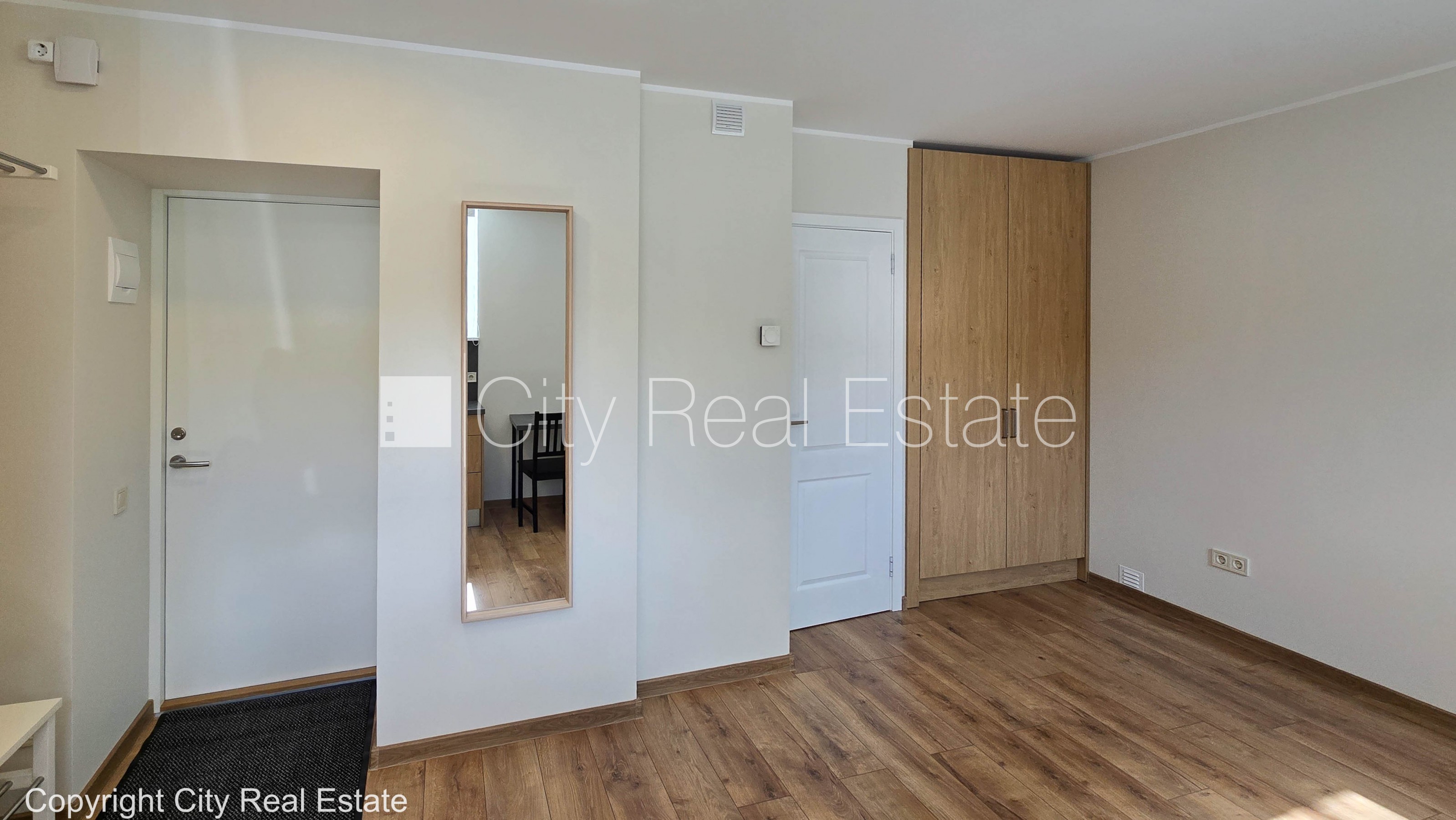 Объявление. Здание во дворе, закрытый двор, территория обнесена забором, полуподвал, окна выходят во двор, Цена: 290 EUR/мес. Foto #12