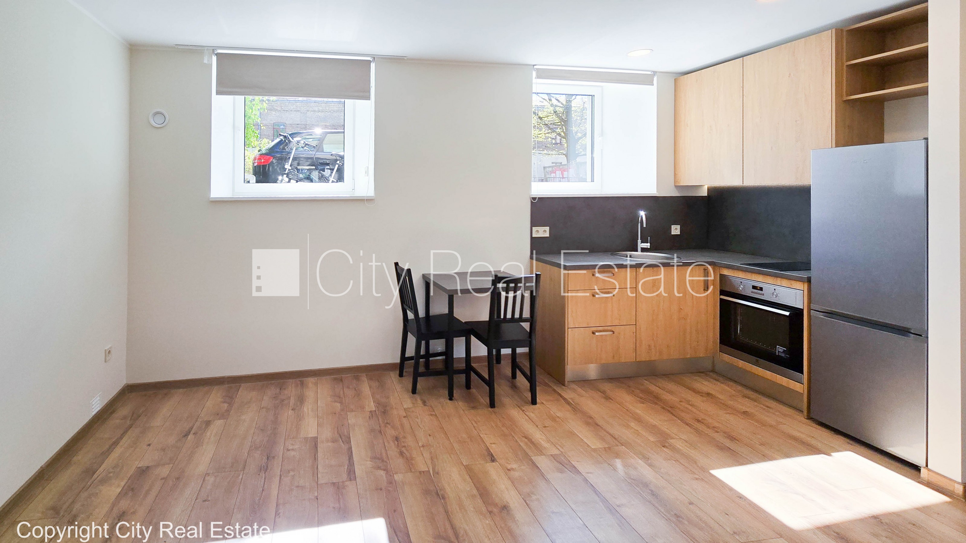 Объявление. Здание во дворе, закрытый двор, территория обнесена забором, полуподвал, окна выходят во двор, Цена: 290 EUR/мес. Foto #4