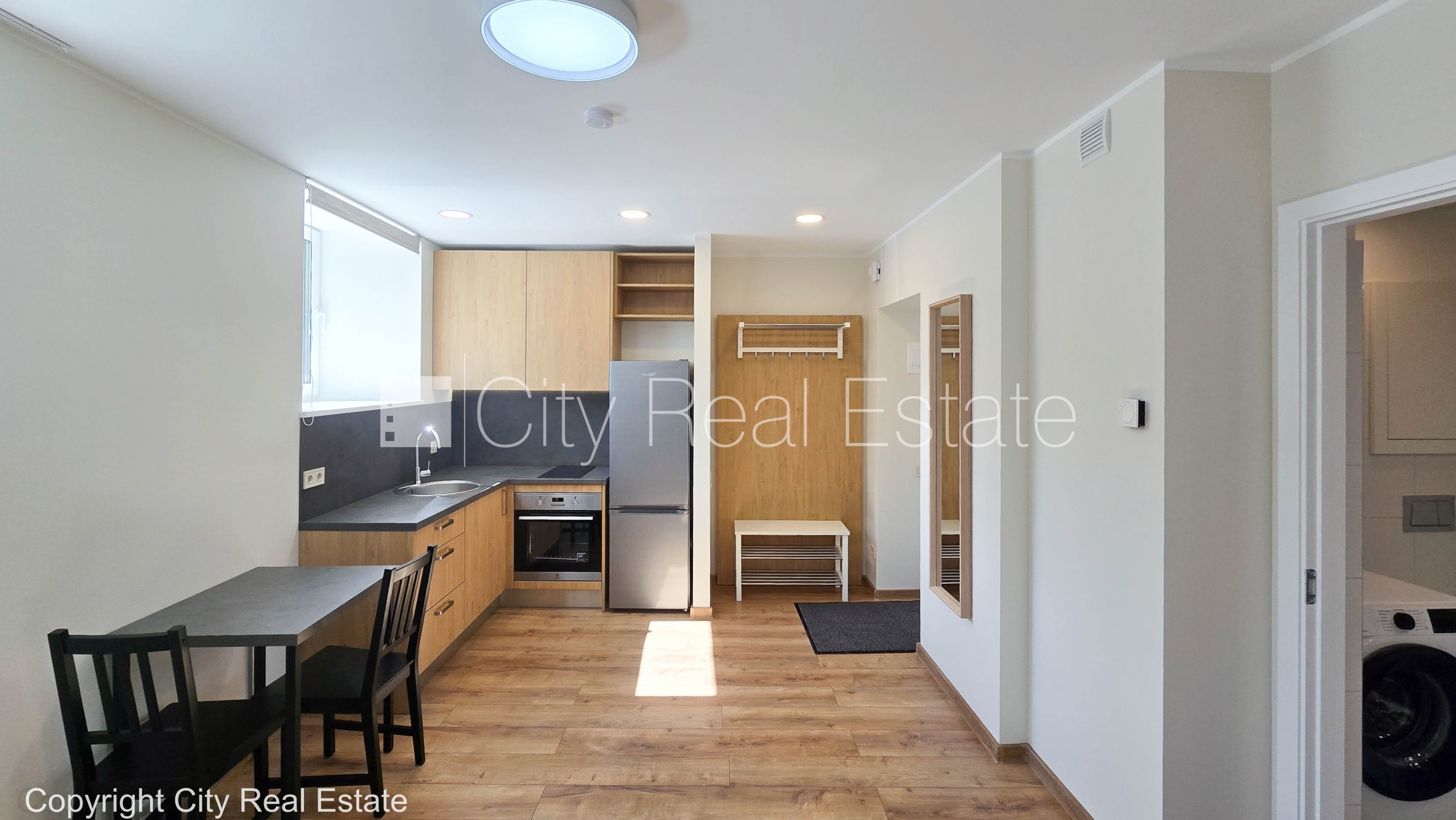 Объявление. Здание во дворе, закрытый двор, территория обнесена забором, полуподвал, окна выходят во двор, Цена: 290 EUR/мес. Foto #1