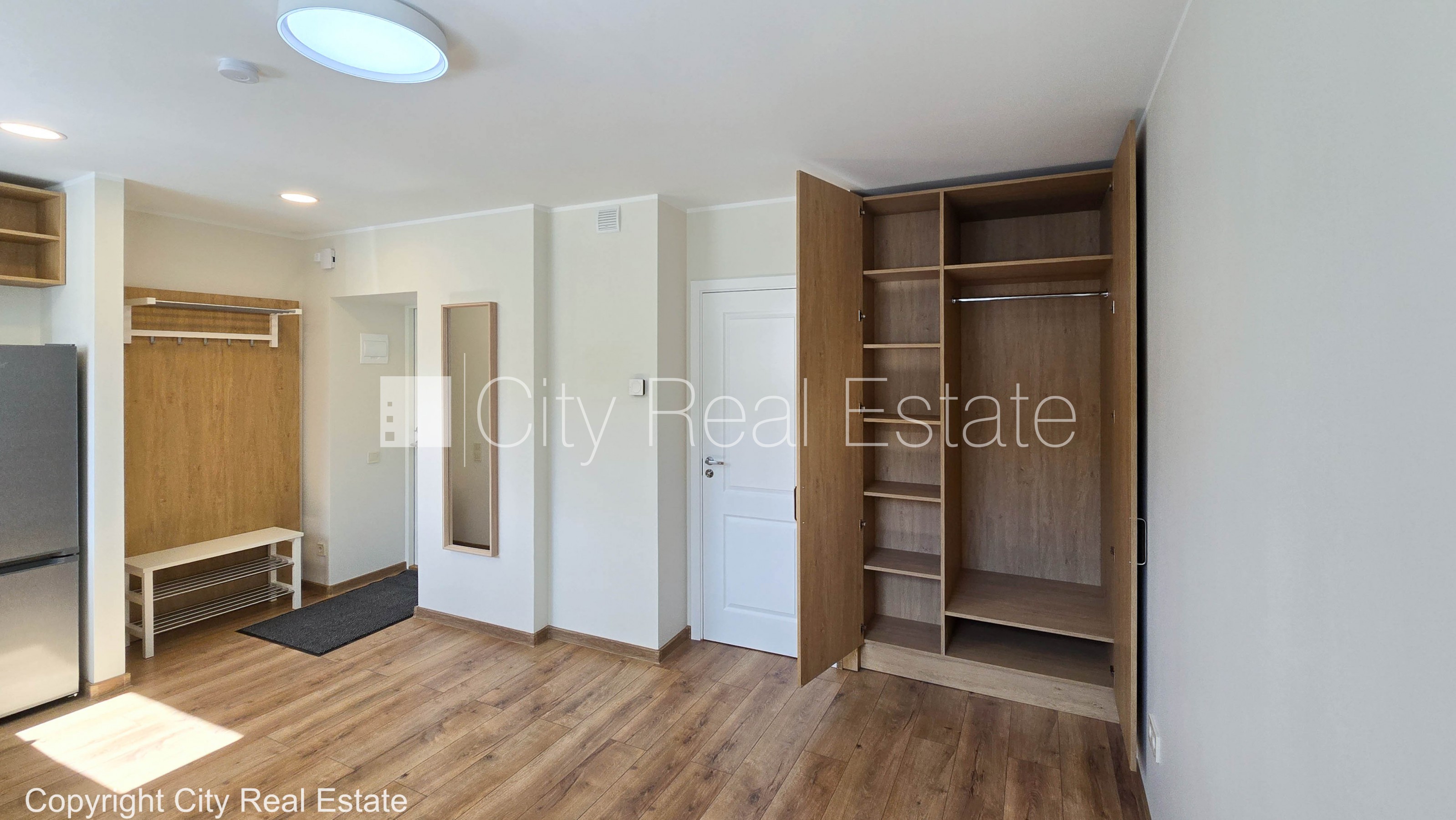 Объявление. Здание во дворе, закрытый двор, территория обнесена забором, полуподвал, окна выходят во двор, Цена: 290 EUR/мес. Foto #7