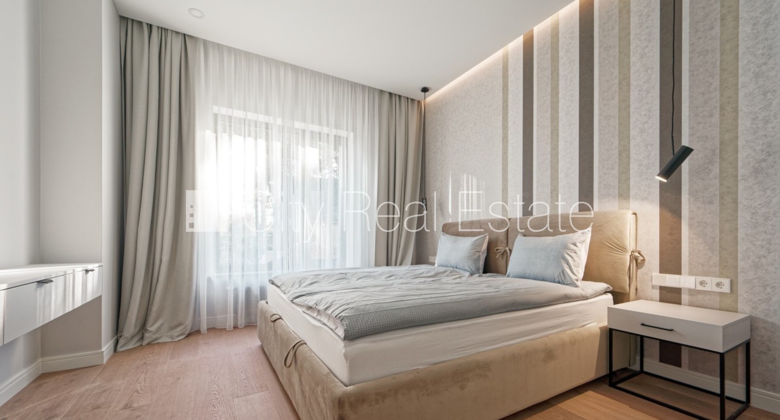 Sludinājumi. Jaunceltne, zaļā teritorija, labiekārtots apzaļumots pagalms, iežogota teritorija, iespēja nomāt Cena: 1600 EUR/mēn Foto #1