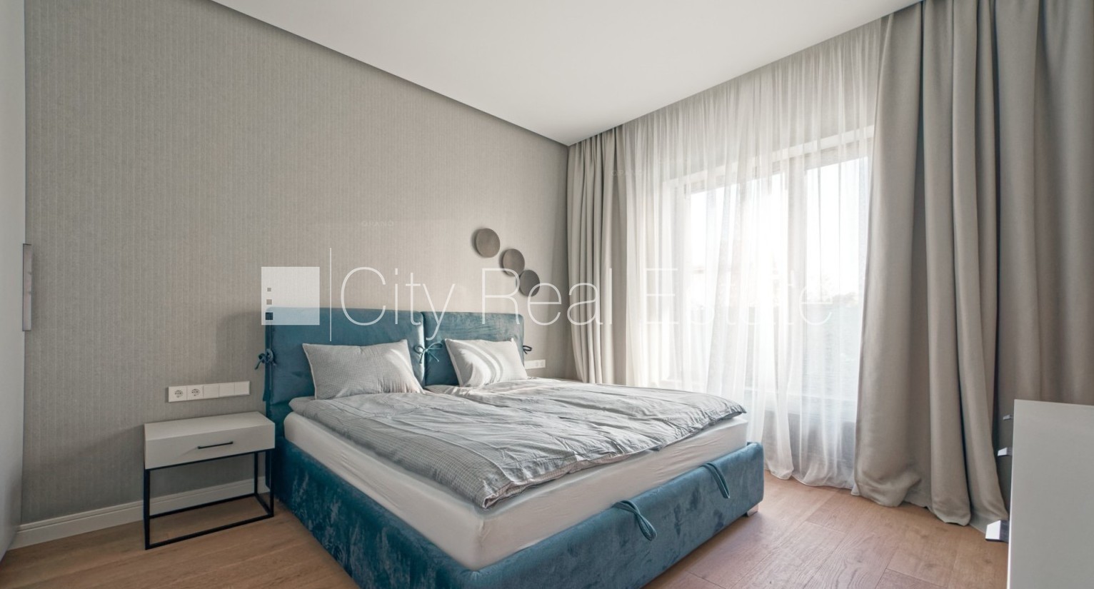 Sludinājumi. Jaunceltne, zaļā teritorija, labiekārtots apzaļumots pagalms, iežogota teritorija, iespēja nomāt Cena: 1600 EUR/mēn Foto #2