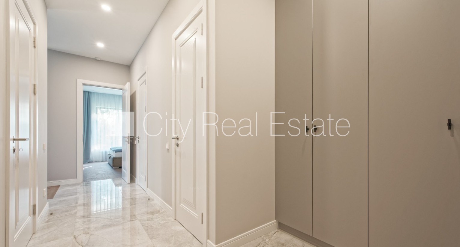 Sludinājumi. Jaunceltne, zaļā teritorija, labiekārtots apzaļumots pagalms, iežogota teritorija, iespēja nomāt Cena: 1600 EUR/mēn Foto #6