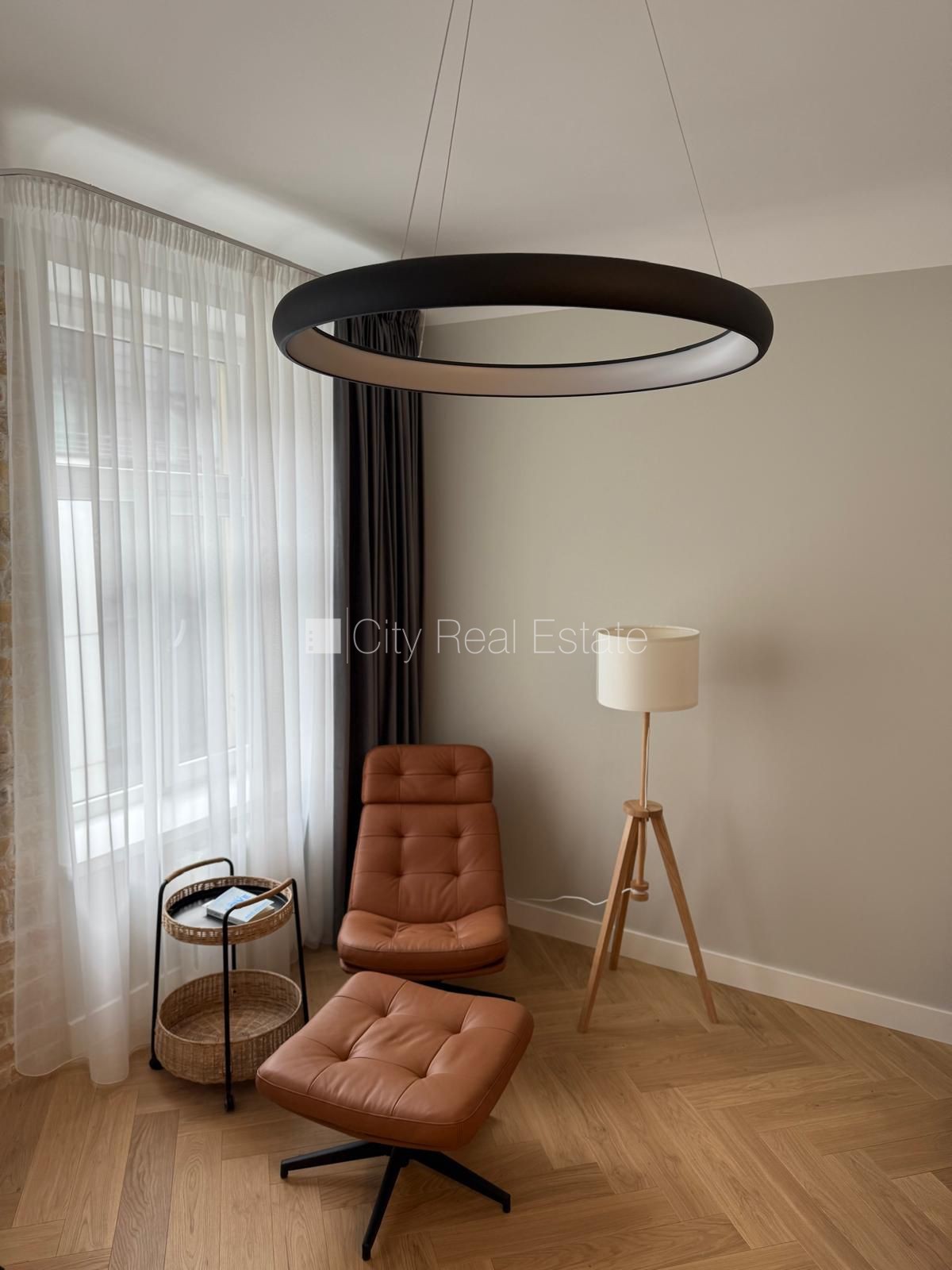 Объявление. Студио, кухня объединена с комнатой, высокие потолки, центральное отопление, полная отделка , полы Цена: 600 EUR/мес. Foto #2