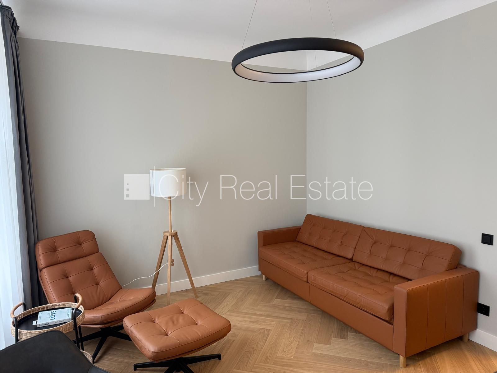 Объявление. Студио, кухня объединена с комнатой, высокие потолки, центральное отопление, полная отделка , полы Цена: 600 EUR/мес. Foto #1