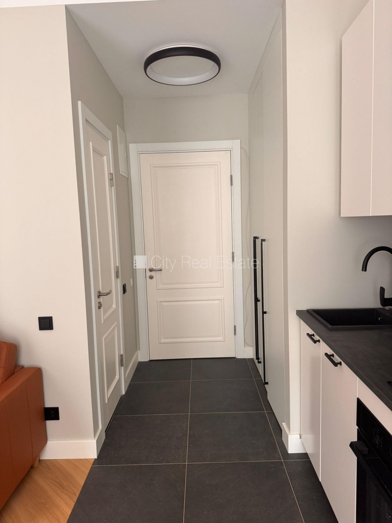 Объявление. Студио, кухня объединена с комнатой, высокие потолки, центральное отопление, полная отделка , полы Цена: 600 EUR/мес. Foto #7