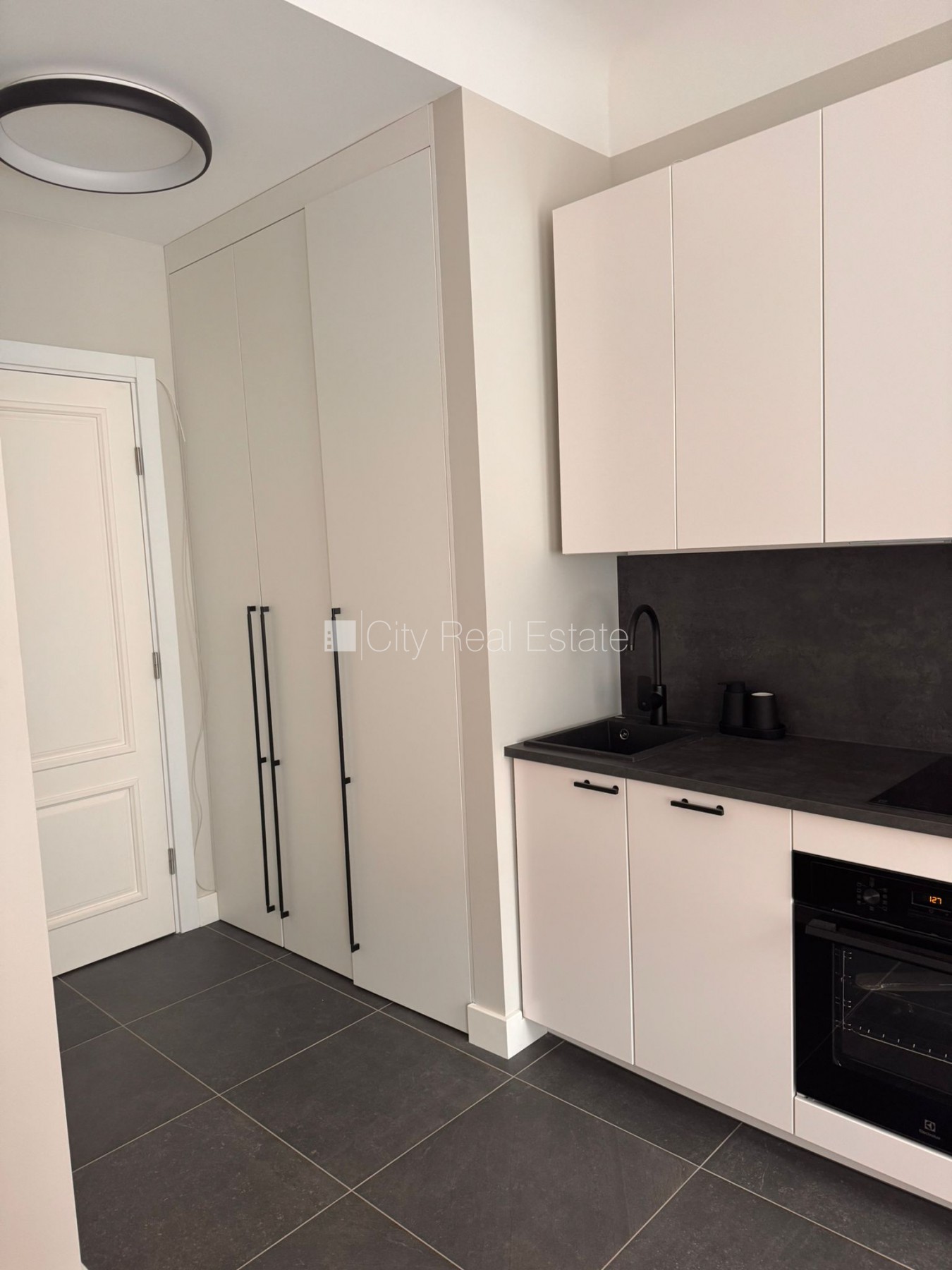 Объявление. Студио, кухня объединена с комнатой, высокие потолки, центральное отопление, полная отделка , полы Цена: 600 EUR/мес. Foto #6