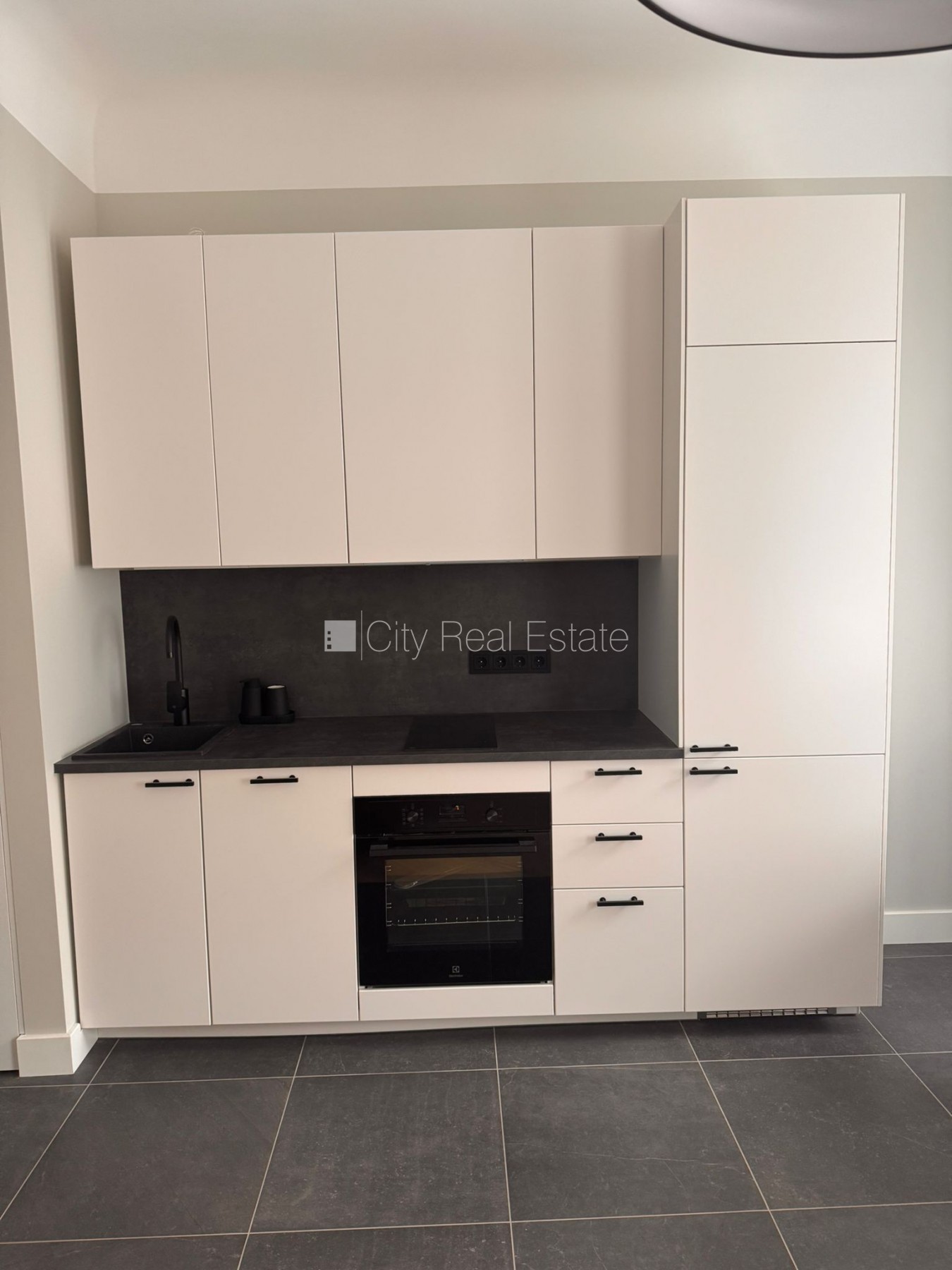 Объявление. Студио, кухня объединена с комнатой, высокие потолки, центральное отопление, полная отделка , полы Цена: 600 EUR/мес. Foto #5