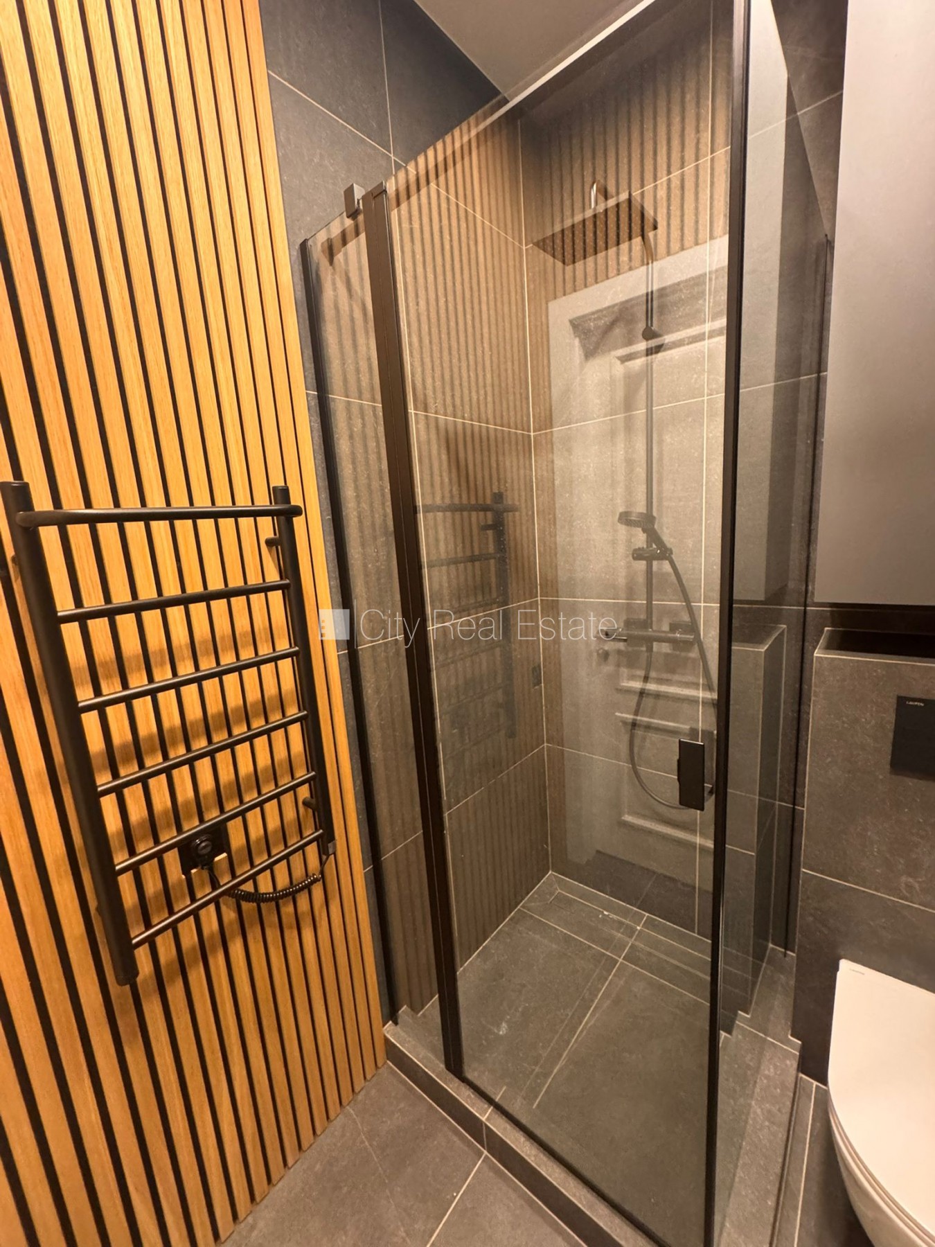 Объявление. Студио, кухня объединена с комнатой, высокие потолки, центральное отопление, полная отделка , полы Цена: 600 EUR/мес. Foto #8