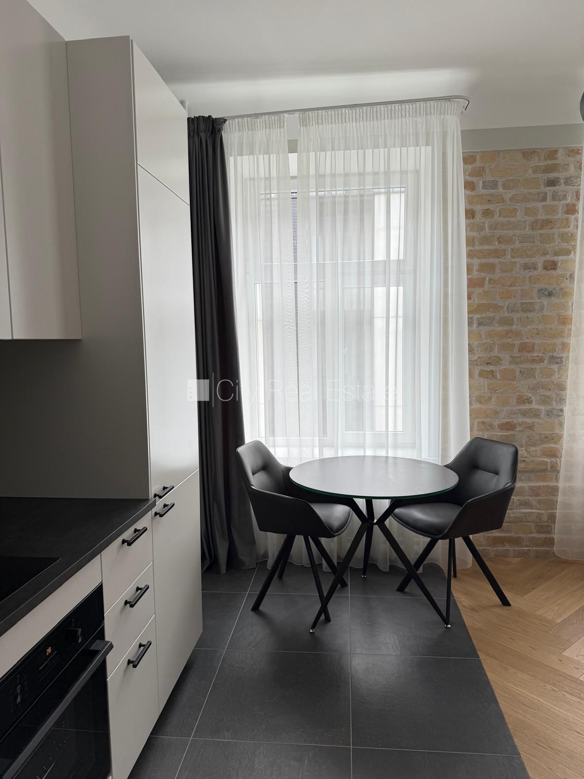 Объявление. Студио, кухня объединена с комнатой, высокие потолки, центральное отопление, полная отделка , полы Цена: 600 EUR/мес. Foto #4