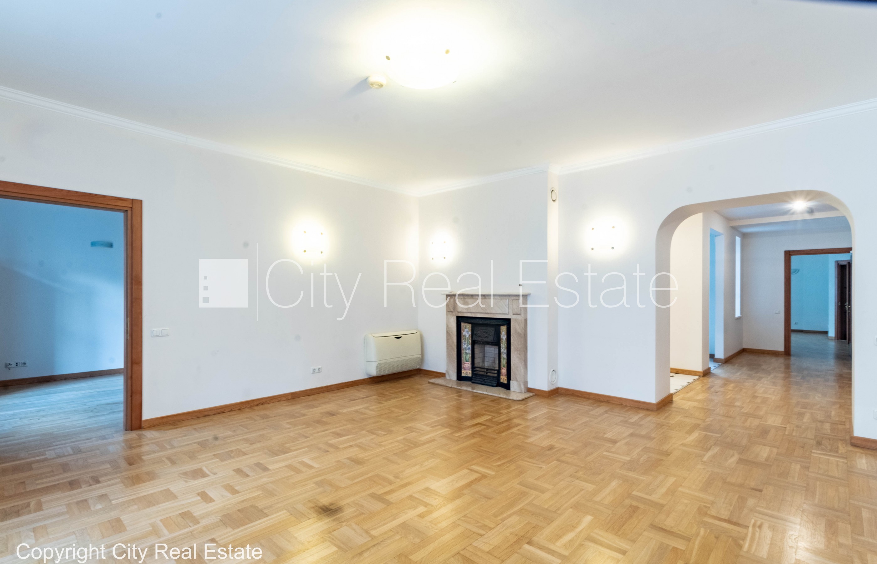 Sludinājumi. Fasādes māja, renovēta māja, slēgts pagalms, vieta automašīnai, ieeja no ielas un pagalma, ir Cena: 2765 EUR/mēn Foto #4