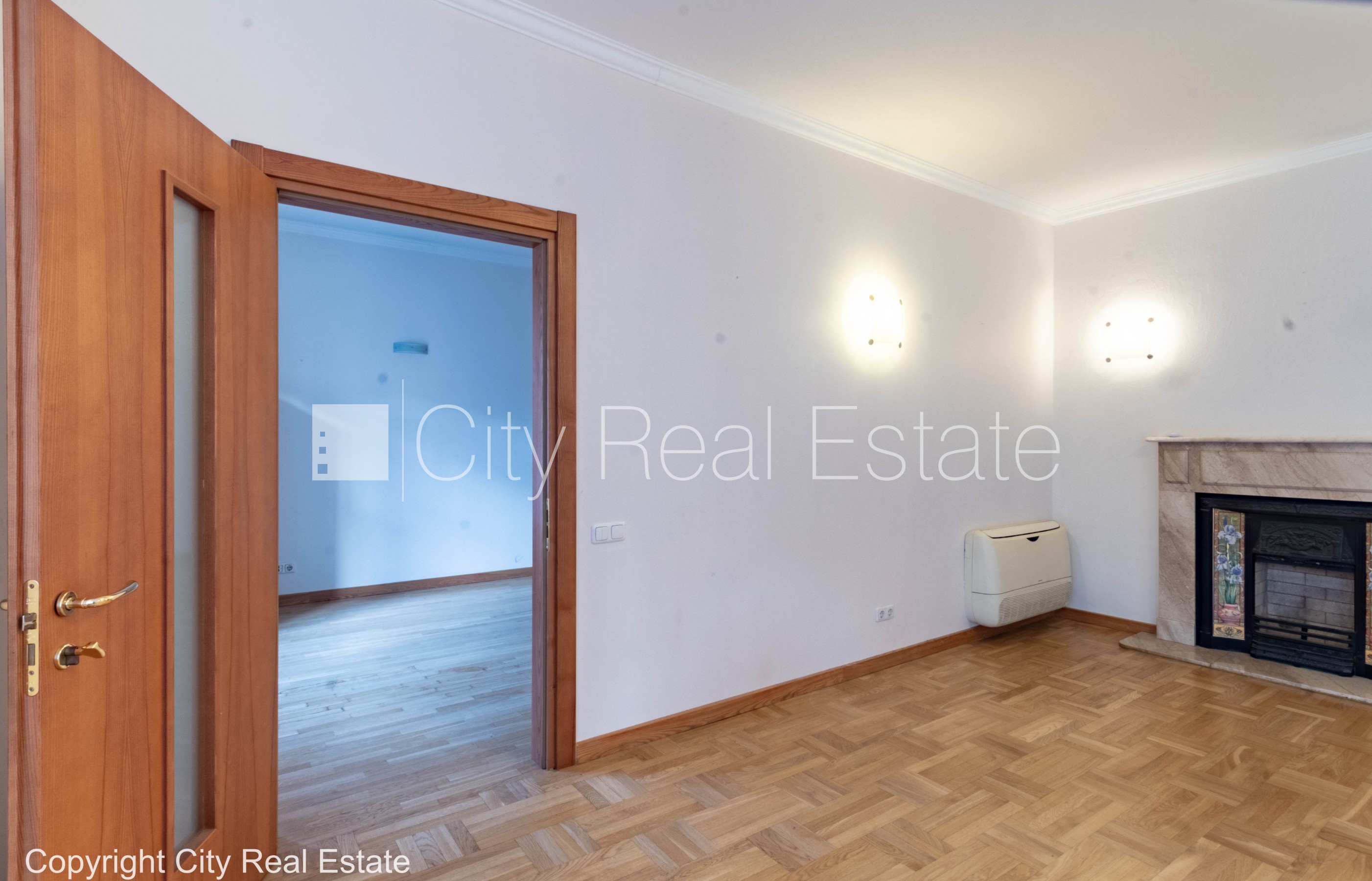 Sludinājumi. Fasādes māja, renovēta māja, slēgts pagalms, vieta automašīnai, ieeja no ielas un pagalma, ir Cena: 2765 EUR/mēn Foto #5